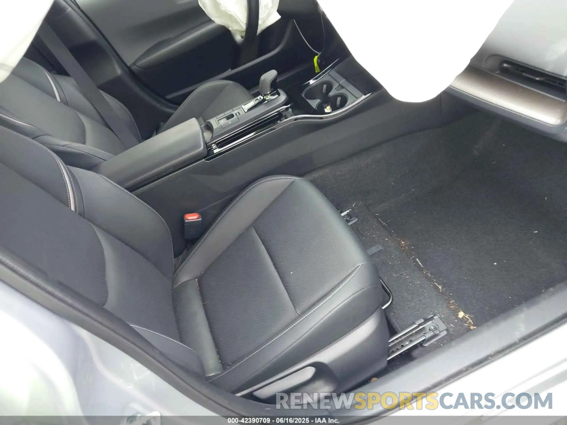 5 fotografías del automóvil dañado JTDACAAU8R3030619 TOYOTA PRIUS 2024