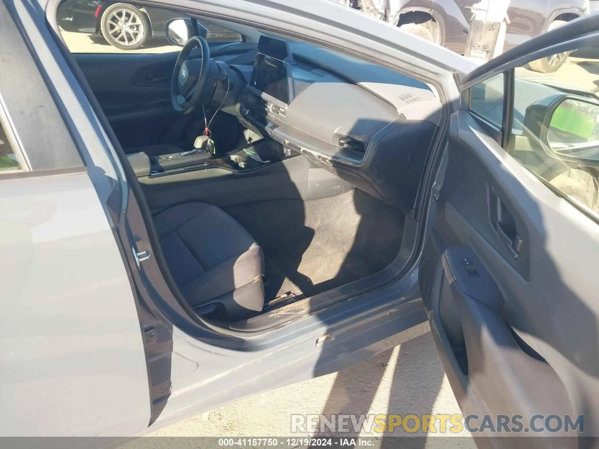 5 fotografías del automóvil dañado JTDACAAU9R3019211 TOYOTA PRIUS 2024