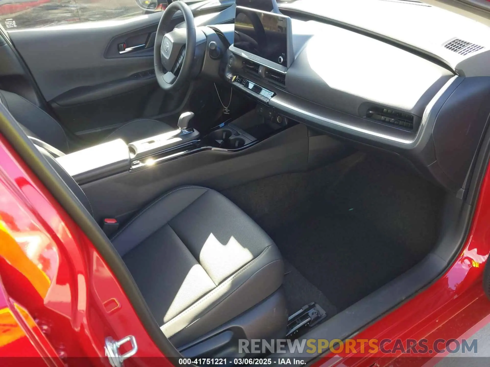 5 fotografías del automóvil dañado JTDACAAU9R3048627 TOYOTA PRIUS 2024