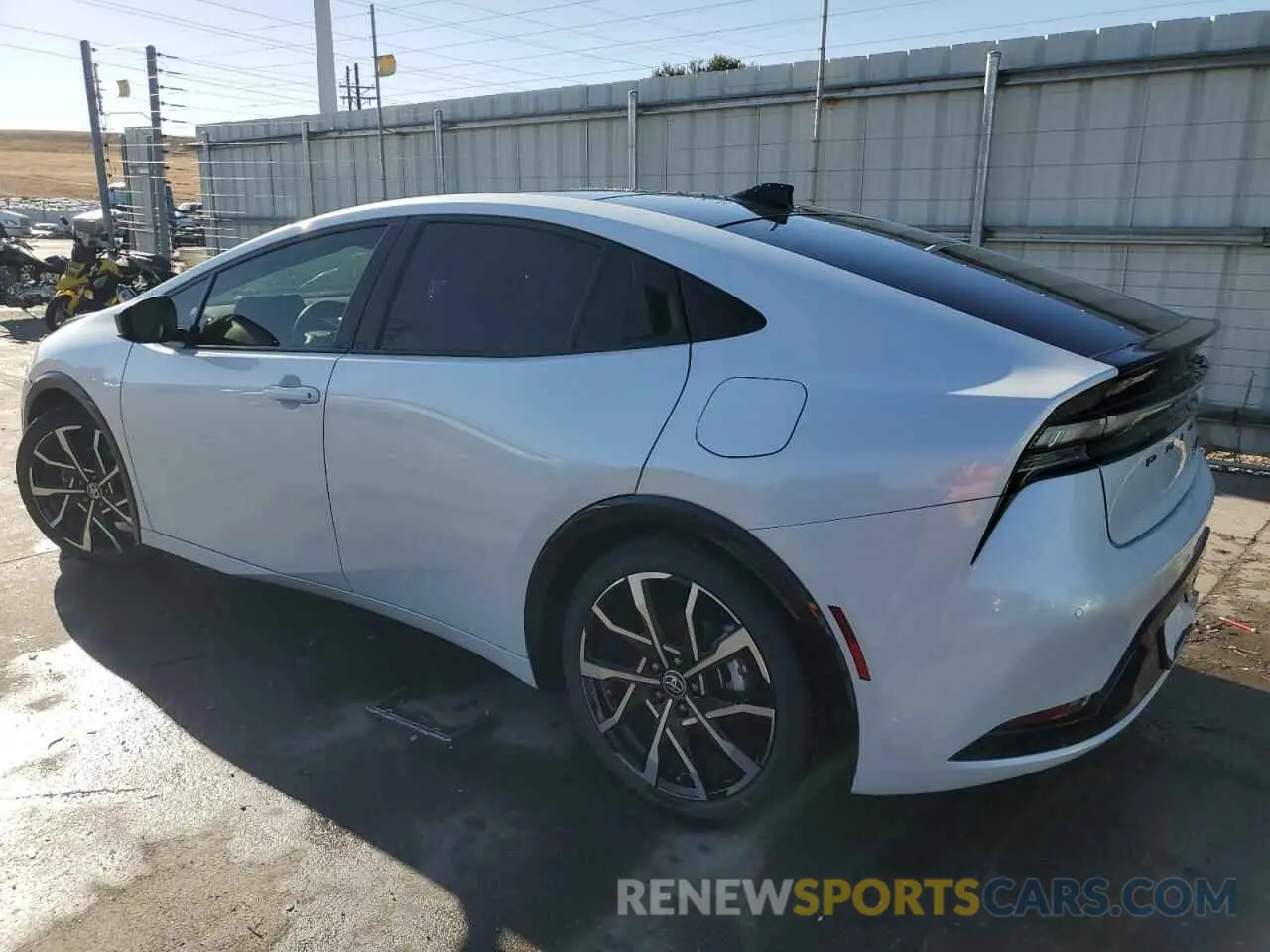 2 fotografías del automóvil dañado JTDACACU4R3014639 TOYOTA PRIUS 2024