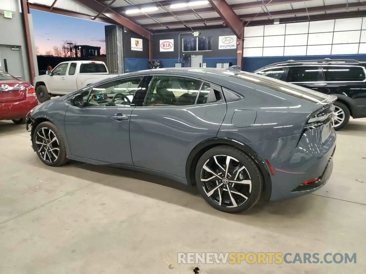 2 fotografías del automóvil dañado JTDACACU4R3017332 TOYOTA PRIUS 2024