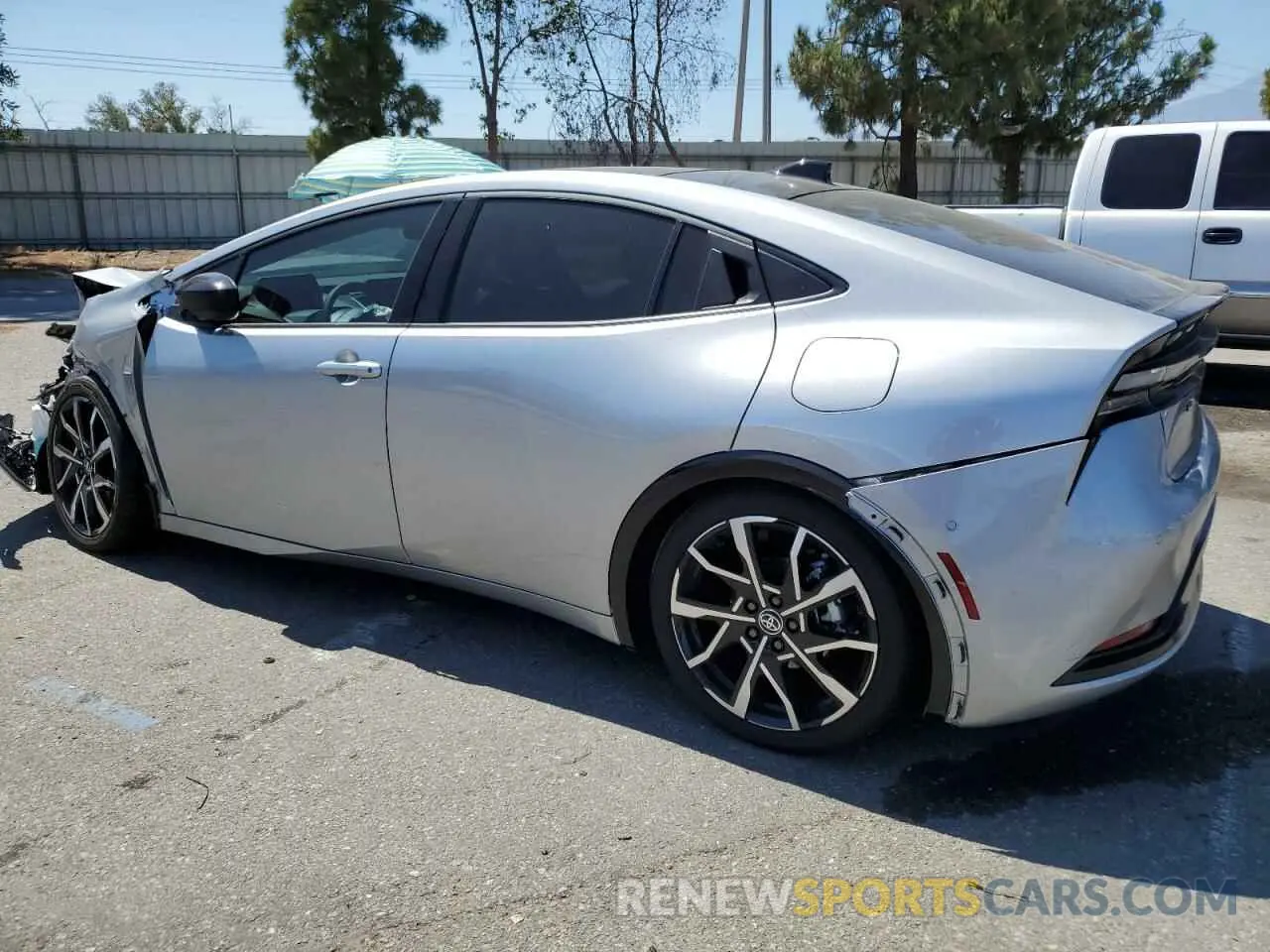 2 fotografías del automóvil dañado JTDACACU5R3017971 TOYOTA PRIUS 2024