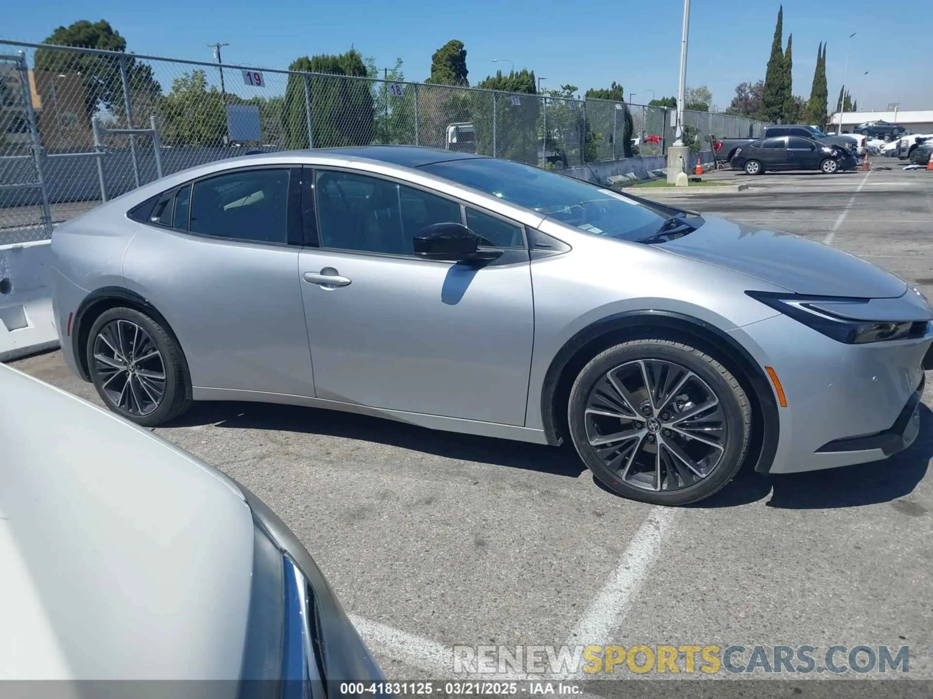 13 fotografías del automóvil dañado JTDACAAU5S3050686 TOYOTA PRIUS 2025