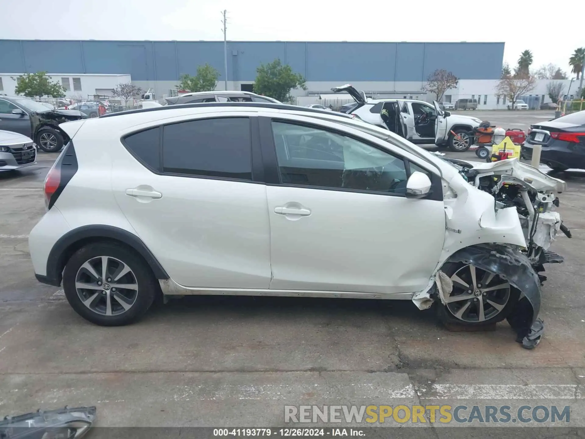 13 fotografías del automóvil dañado JTDKDTB30K1620866 TOYOTA PRIUS C 2019