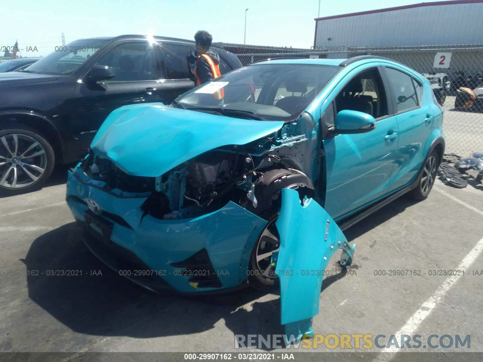 2 fotografías del automóvil dañado JTDKDTB31K1621203 TOYOTA PRIUS C 2019