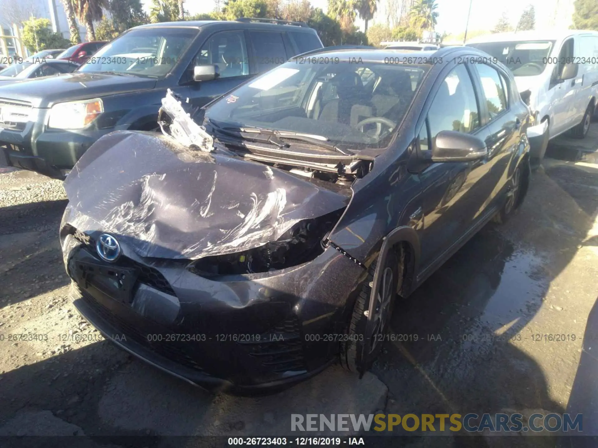2 fotografías del automóvil dañado JTDKDTB33K1624488 TOYOTA PRIUS C 2019