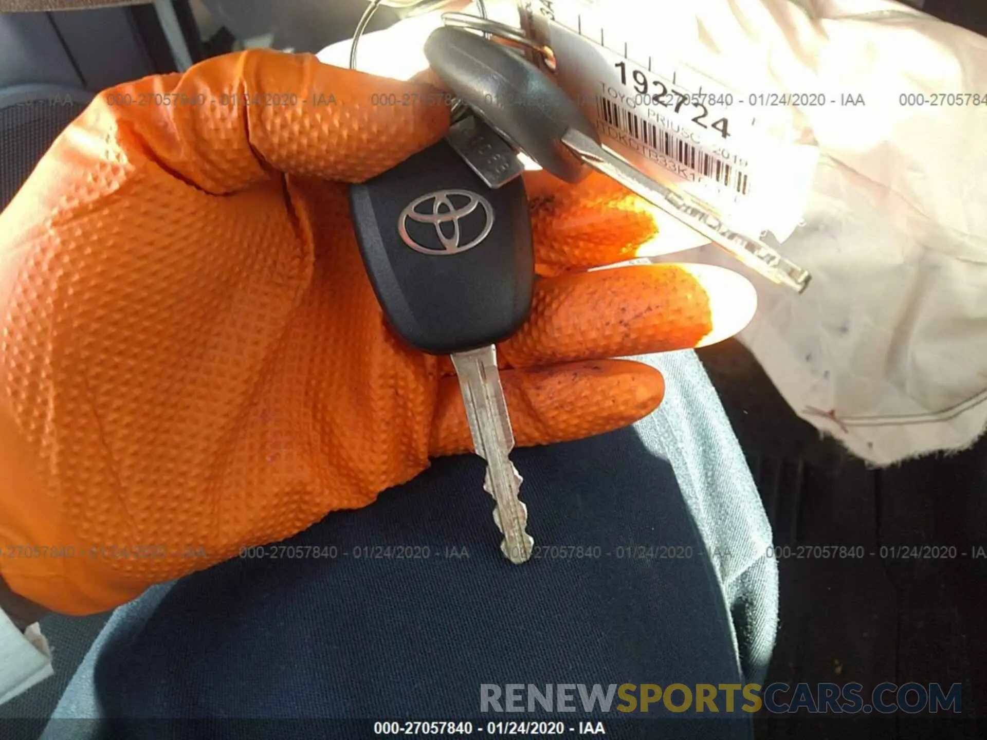 11 fotografías del automóvil dañado JTDKDTB33K1626421 TOYOTA PRIUS C 2019