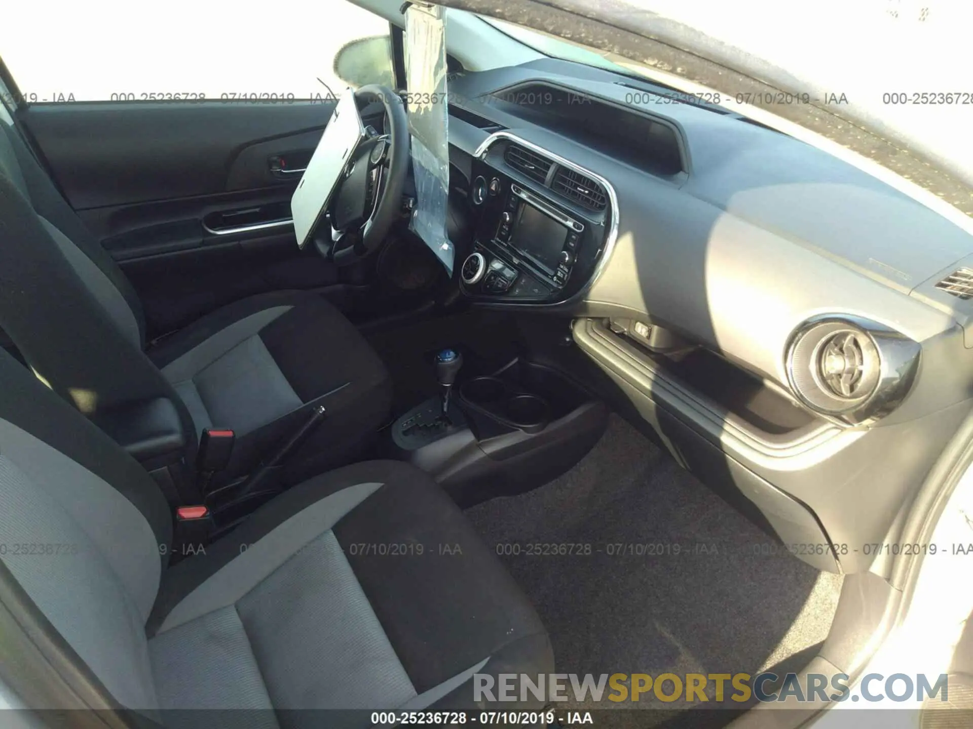 5 fotografías del automóvil dañado JTDKDTB34K1620725 TOYOTA PRIUS C 2019