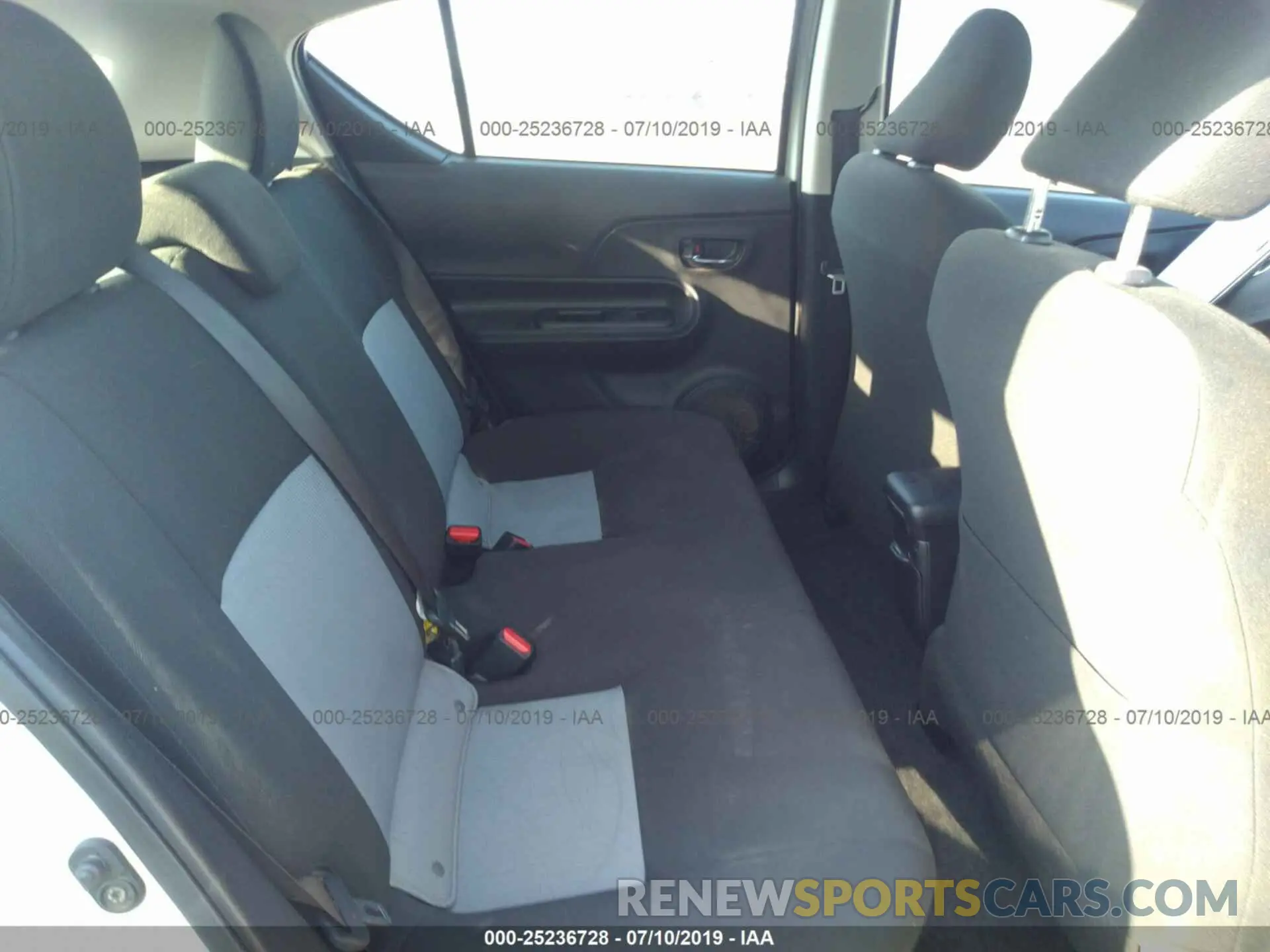 8 fotografías del automóvil dañado JTDKDTB34K1620725 TOYOTA PRIUS C 2019