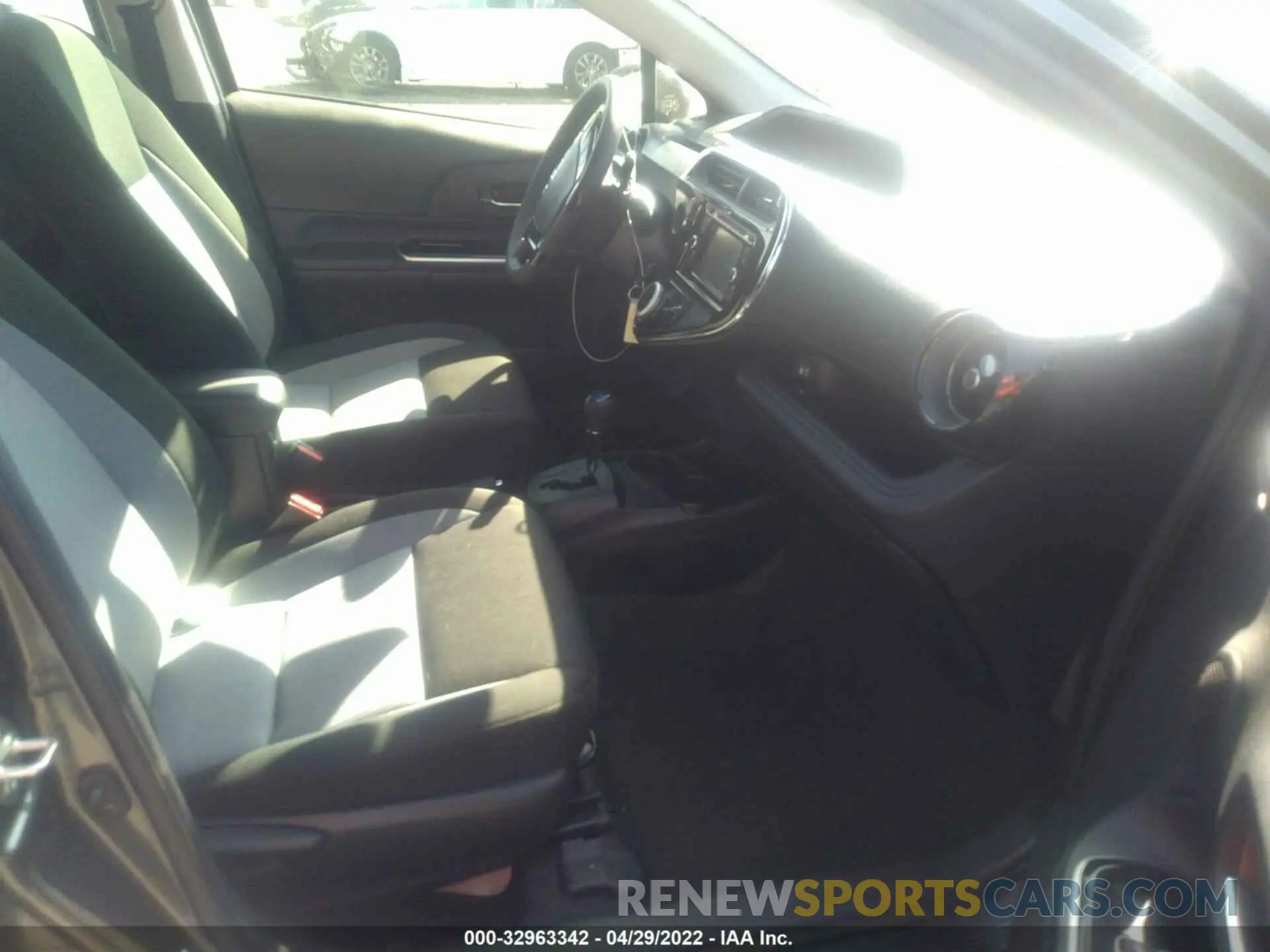 5 fotografías del automóvil dañado JTDKDTB34K1623737 TOYOTA PRIUS C 2019