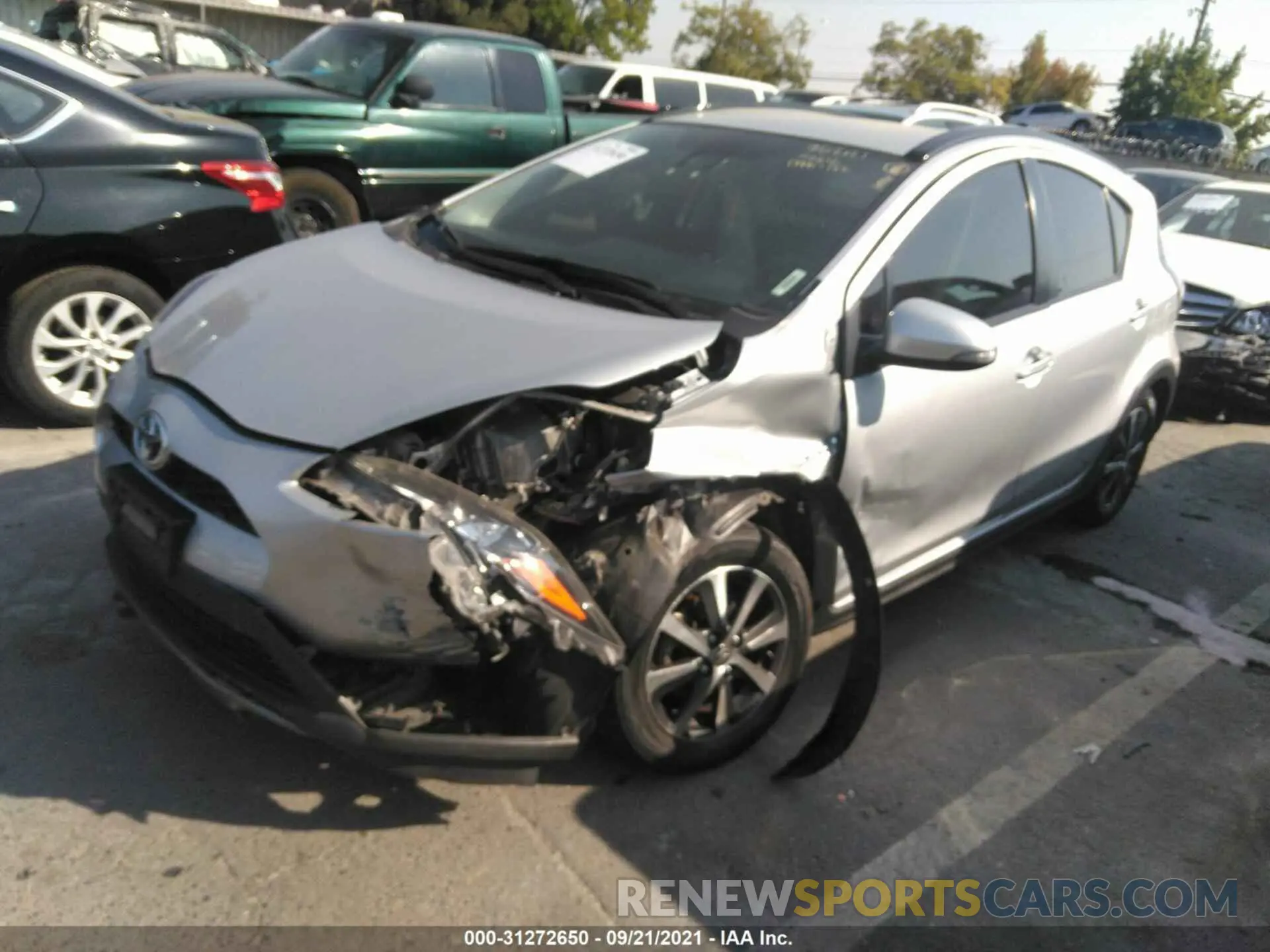 2 fotografías del automóvil dañado JTDKDTB34K1625682 TOYOTA PRIUS C 2019
