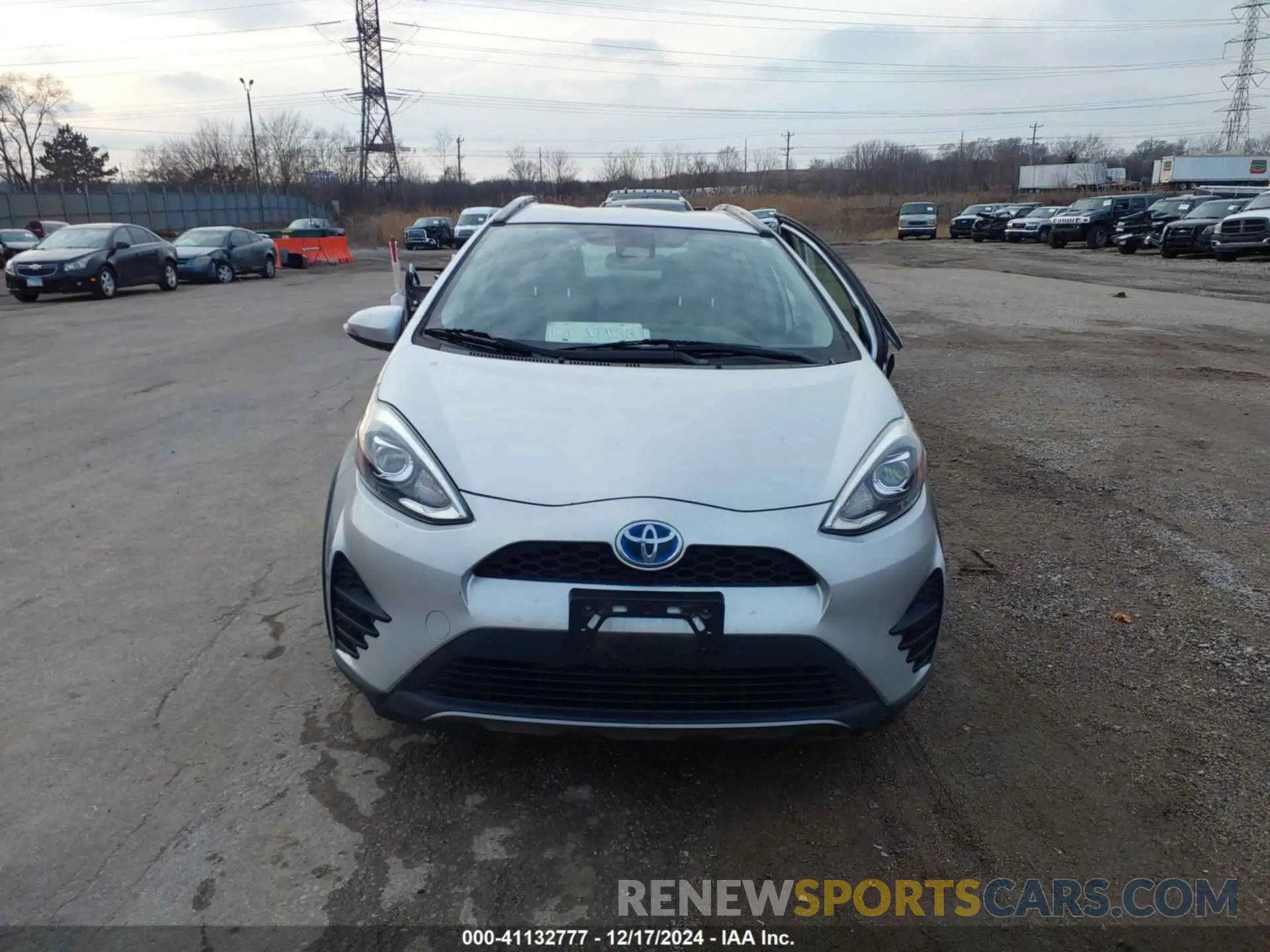 12 fotografías del automóvil dañado JTDKDTB35K1621561 TOYOTA PRIUS C 2019
