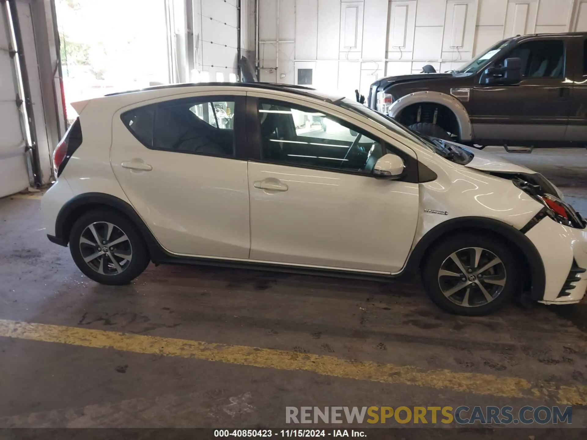 13 fotografías del automóvil dañado JTDKDTB35K1624041 TOYOTA PRIUS C 2019