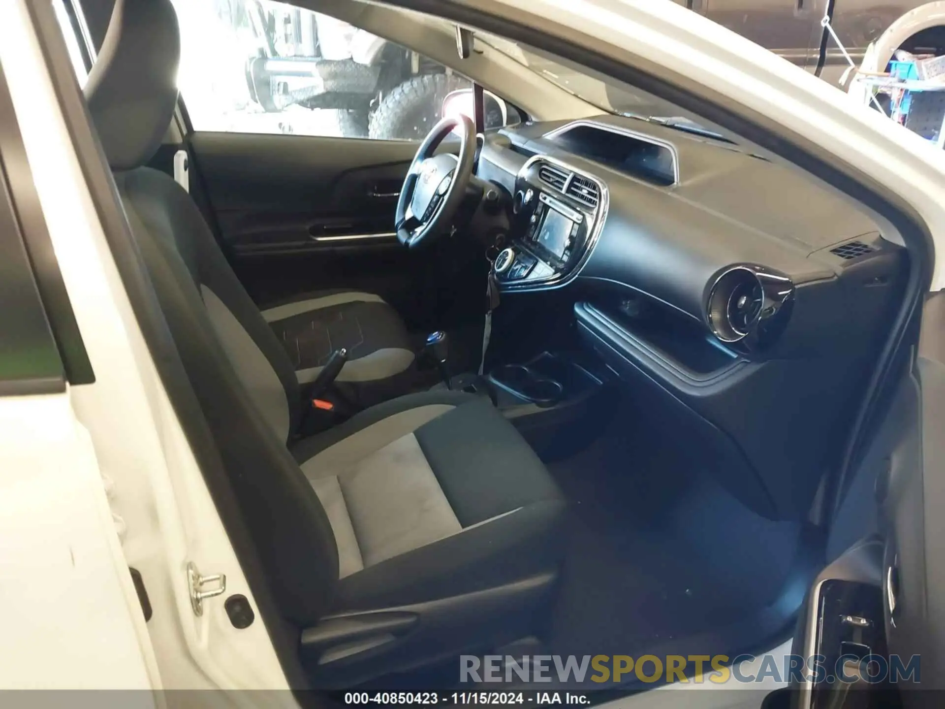 5 fotografías del automóvil dañado JTDKDTB35K1624041 TOYOTA PRIUS C 2019