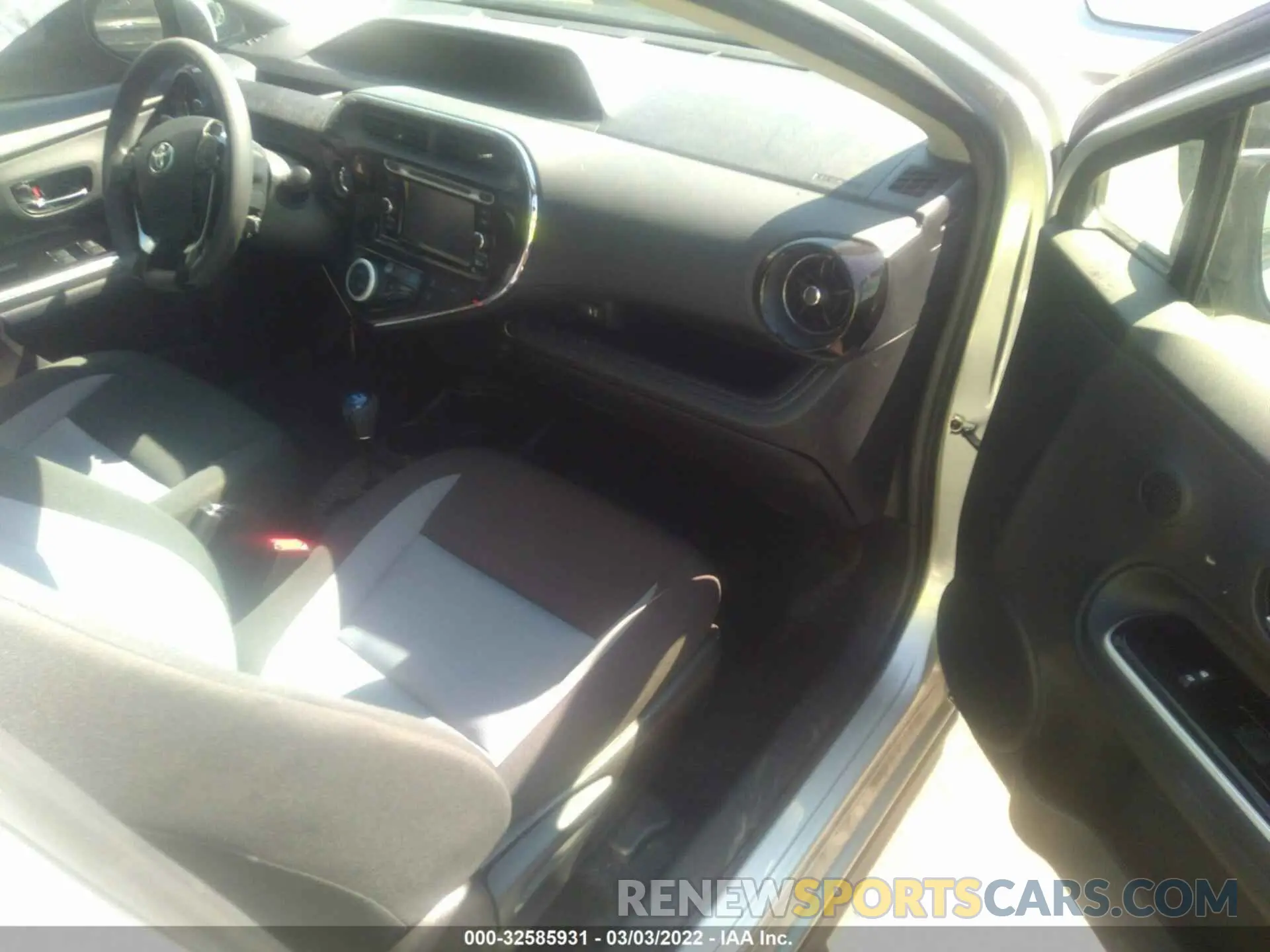 5 fotografías del automóvil dañado JTDKDTB37K1621786 TOYOTA PRIUS C 2019