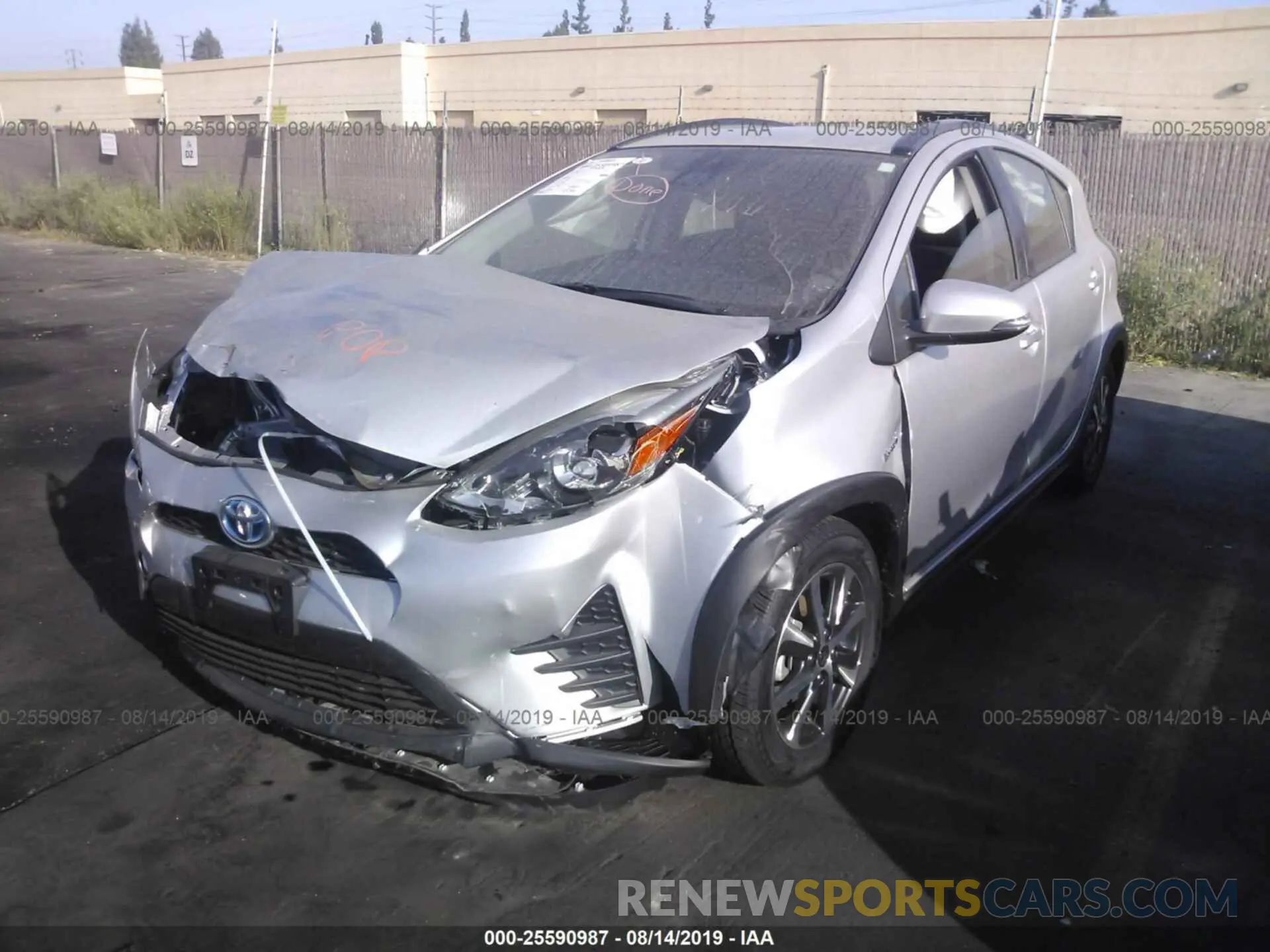 2 fotografías del automóvil dañado JTDKDTB37K1623702 TOYOTA PRIUS C 2019