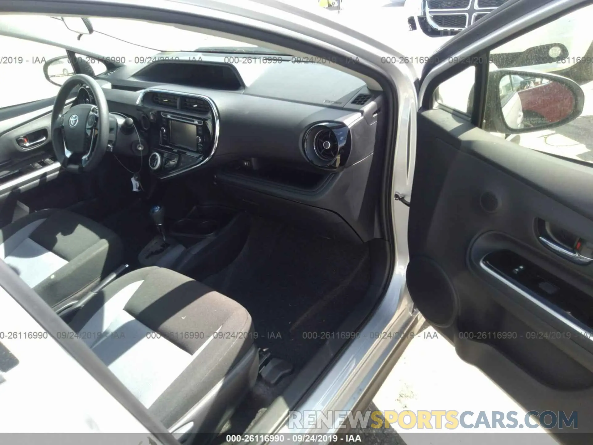 5 fotografías del automóvil dañado JTDKDTB37K1624946 TOYOTA PRIUS C 2019