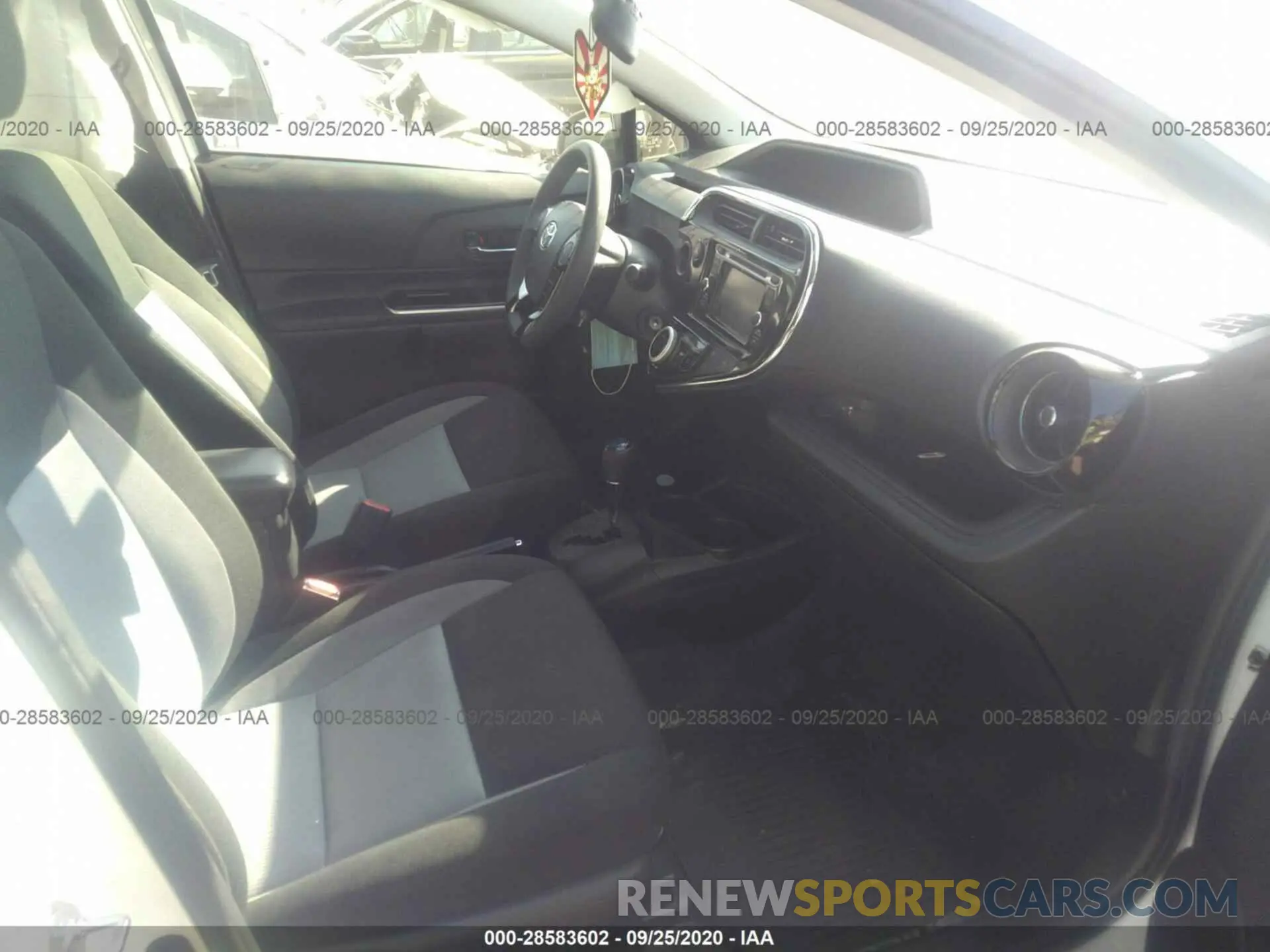 5 fotografías del automóvil dañado JTDKDTB37K1625658 TOYOTA PRIUS C 2019