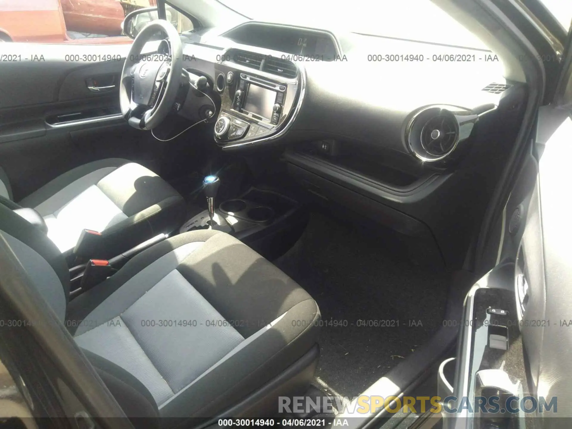 5 fotografías del automóvil dañado JTDKDTB38K1622946 TOYOTA PRIUS C 2019