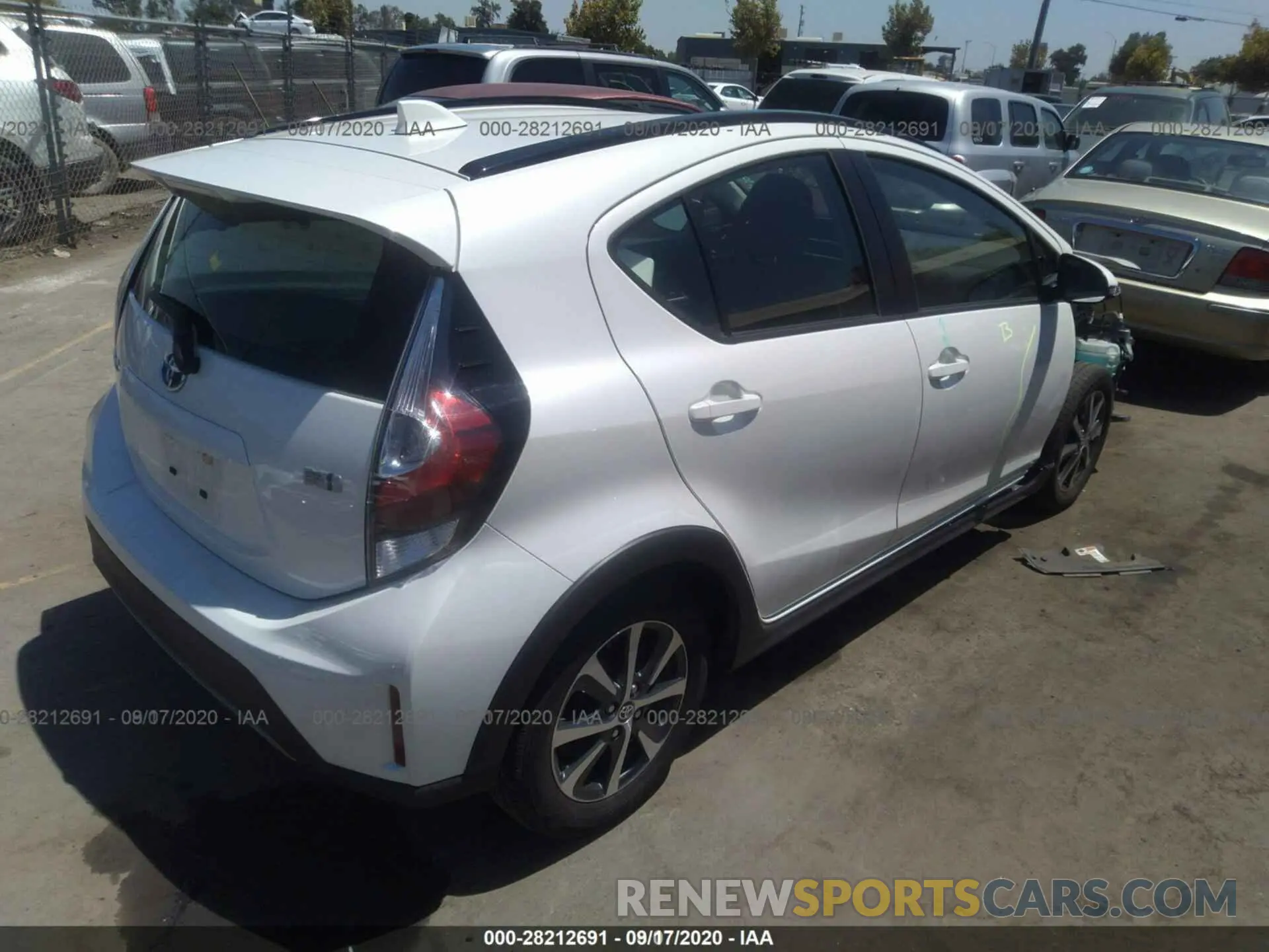 16 fotografías del automóvil dañado JTDKDTB39K1621031 TOYOTA PRIUS C 2019
