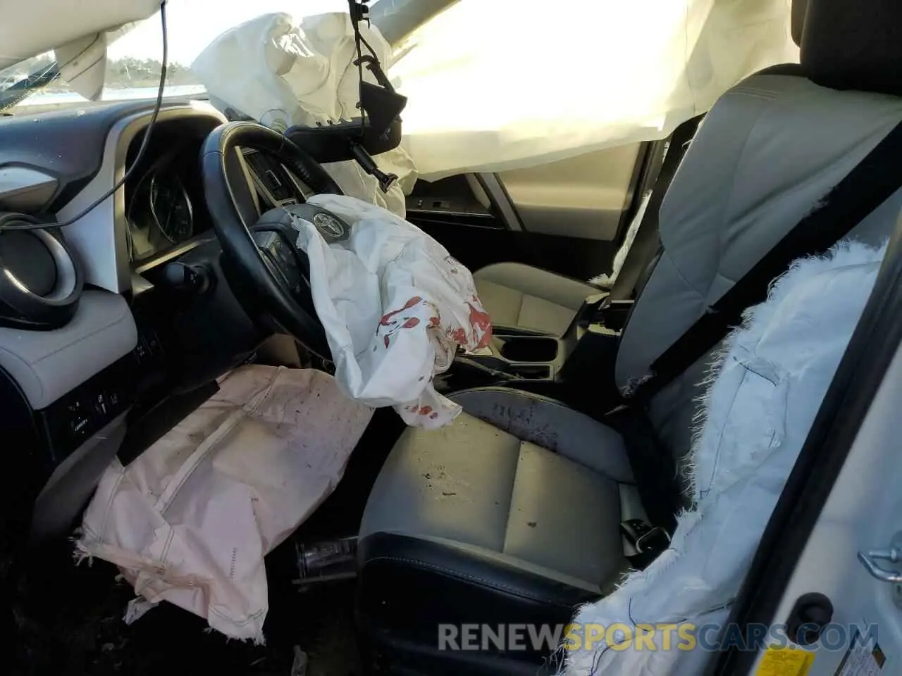 7 fotografías del automóvil dañado JTMDFREV1JJ251114 TOYOTA RAV4 2018