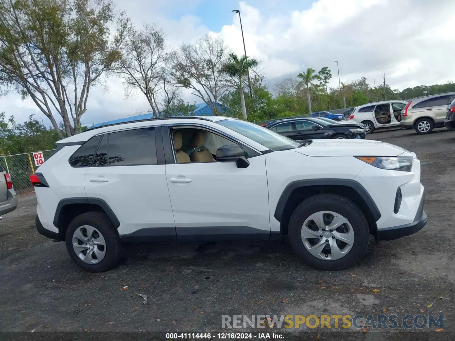 14 fotografías del automóvil dañado 2T3H1RFV1KW040125 TOYOTA RAV4 2019