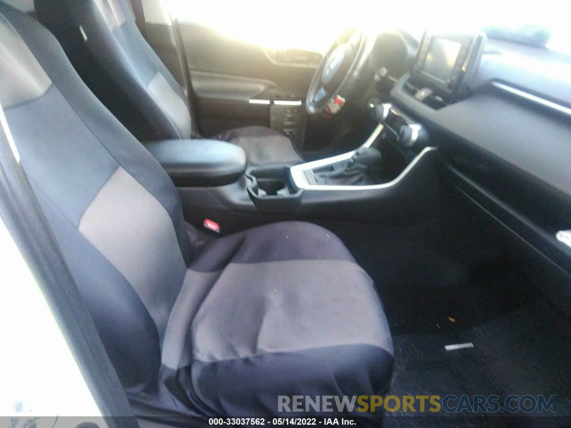 5 fotografías del automóvil dañado 2T3K1RFV9KC013150 TOYOTA RAV4 2019