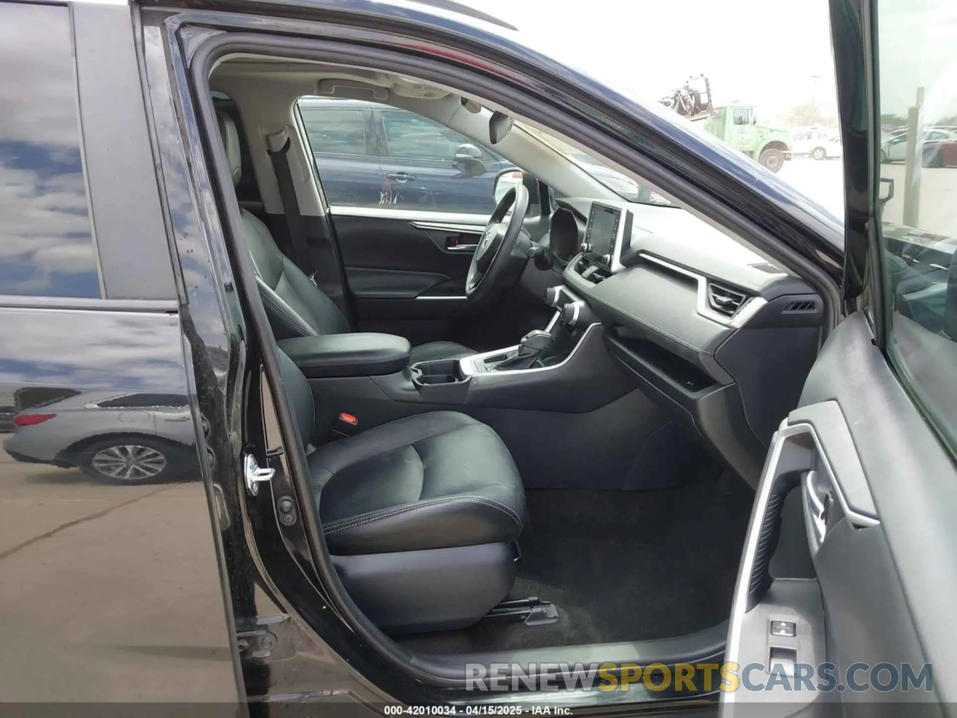 5 fotografías del automóvil dañado 2T3W1RFV9KC009374 TOYOTA RAV4 2019