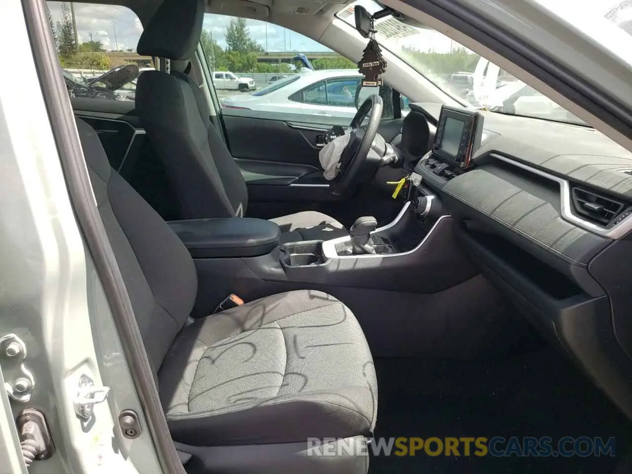 5 fotografías del automóvil dañado 2T3W1RFVXKW001914 TOYOTA RAV4 2019
