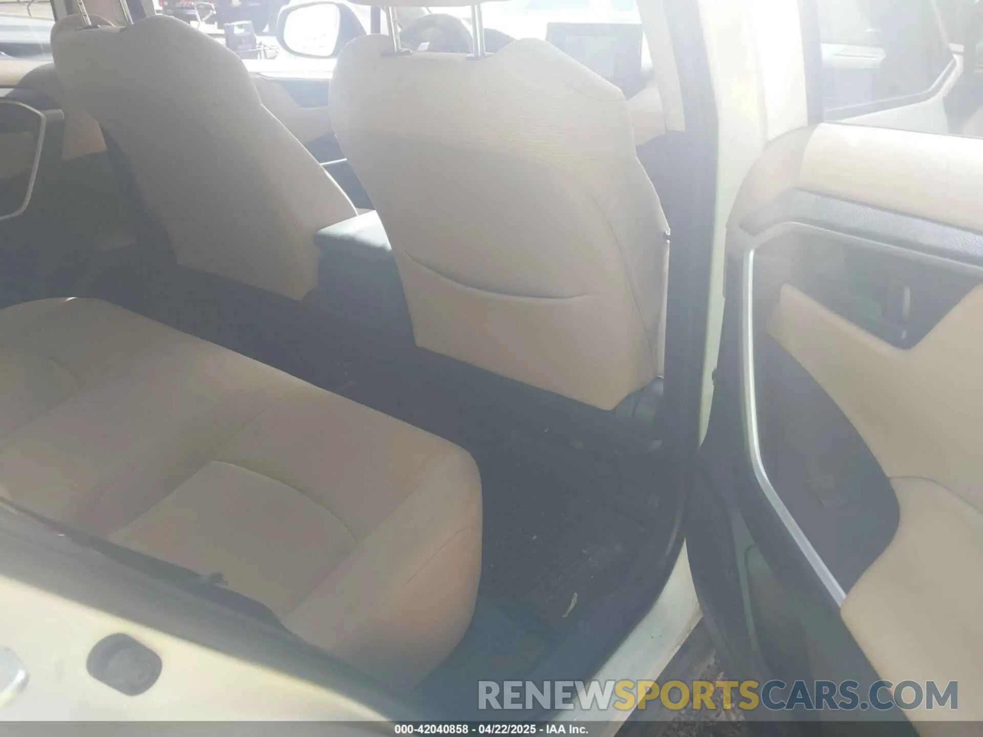 8 fotografías del automóvil dañado JTMG1RFV0KD043865 TOYOTA RAV4 2019