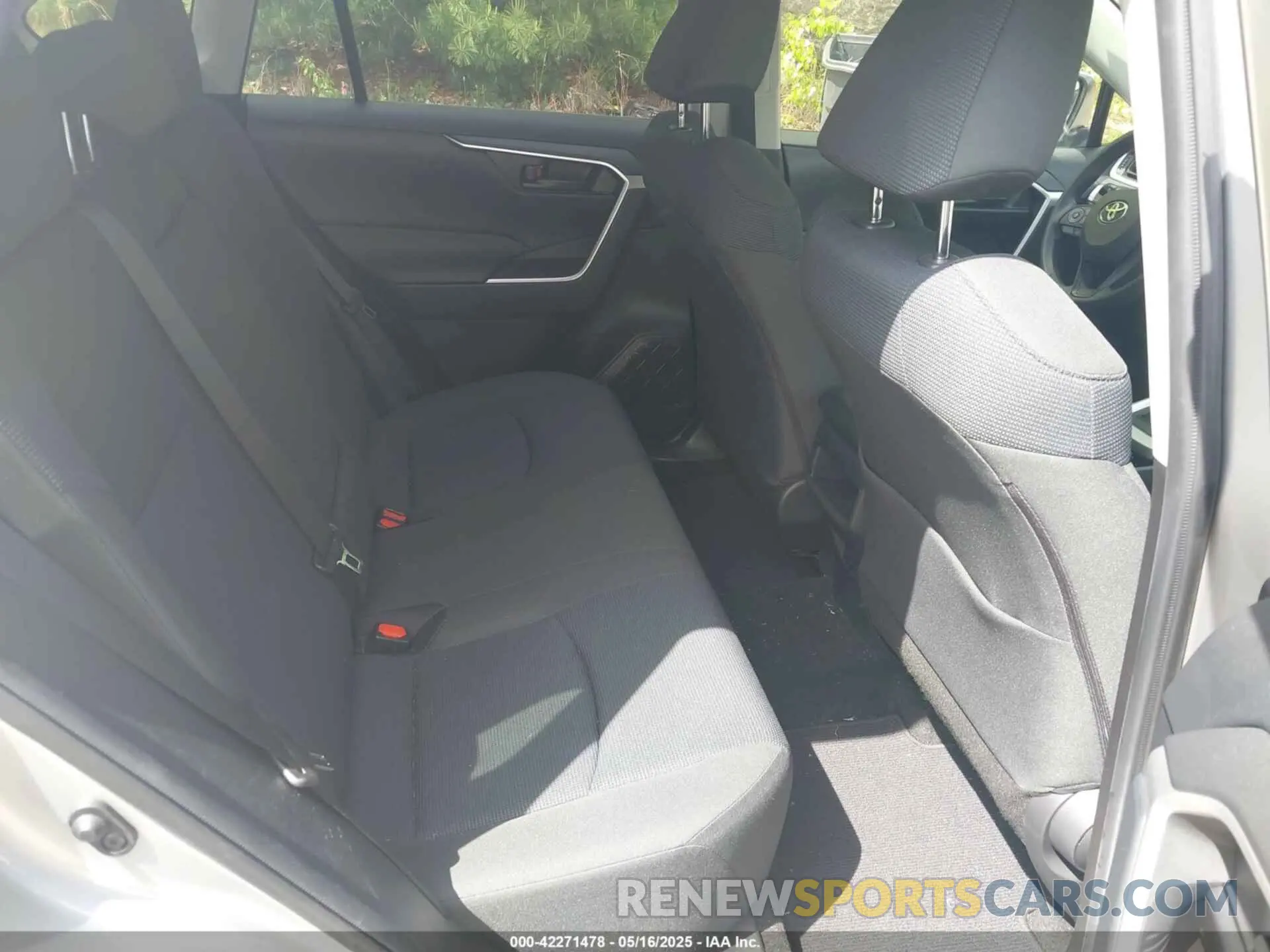 8 fotografías del automóvil dañado JTMG1RFV9KJ020859 TOYOTA RAV4 2019