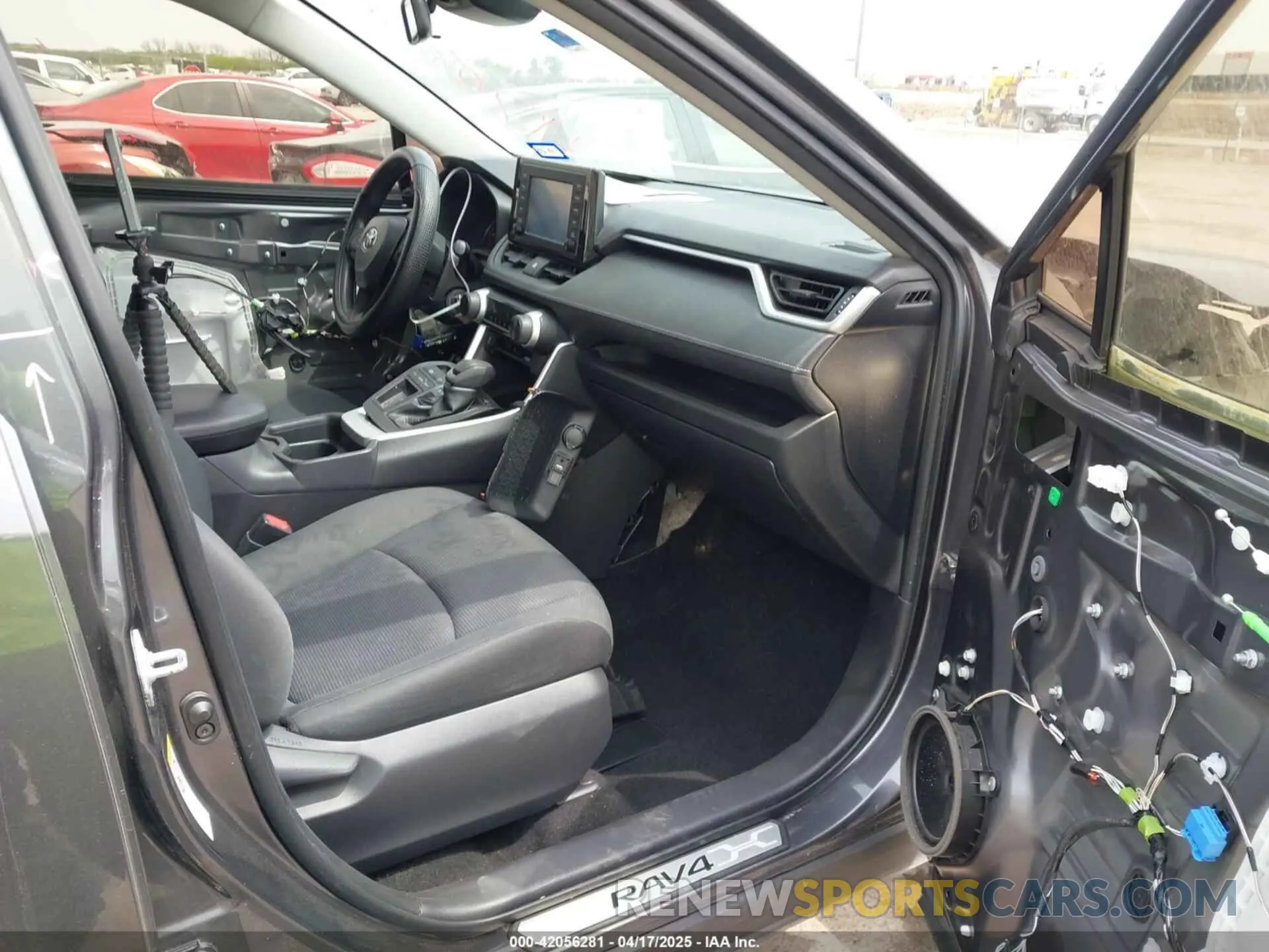 5 fotografías del automóvil dañado JTMH1RFV8KJ008304 TOYOTA RAV4 2019