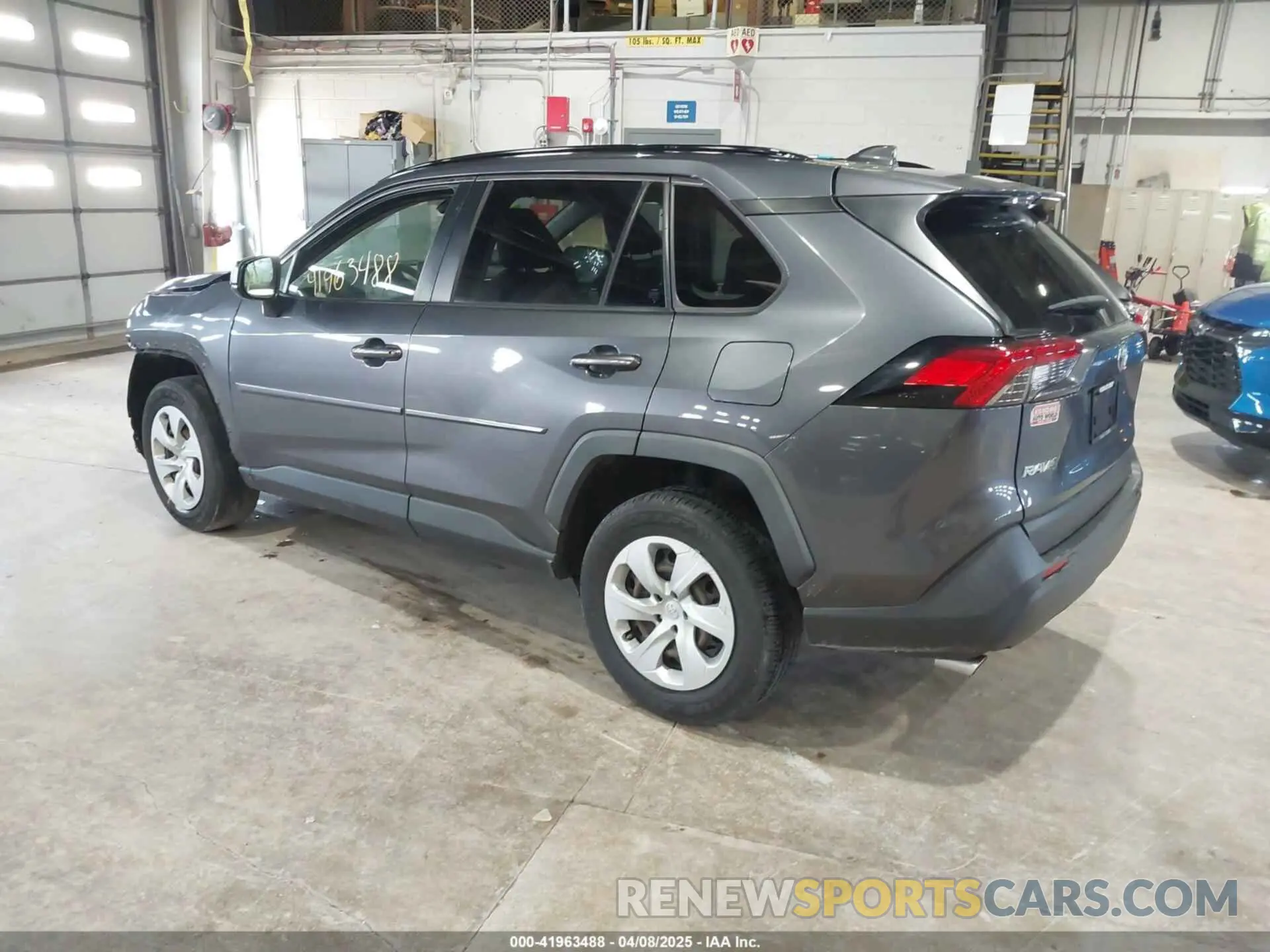 3 fotografías del automóvil dañado JTMH1RFVXKD036880 TOYOTA RAV4 2019
