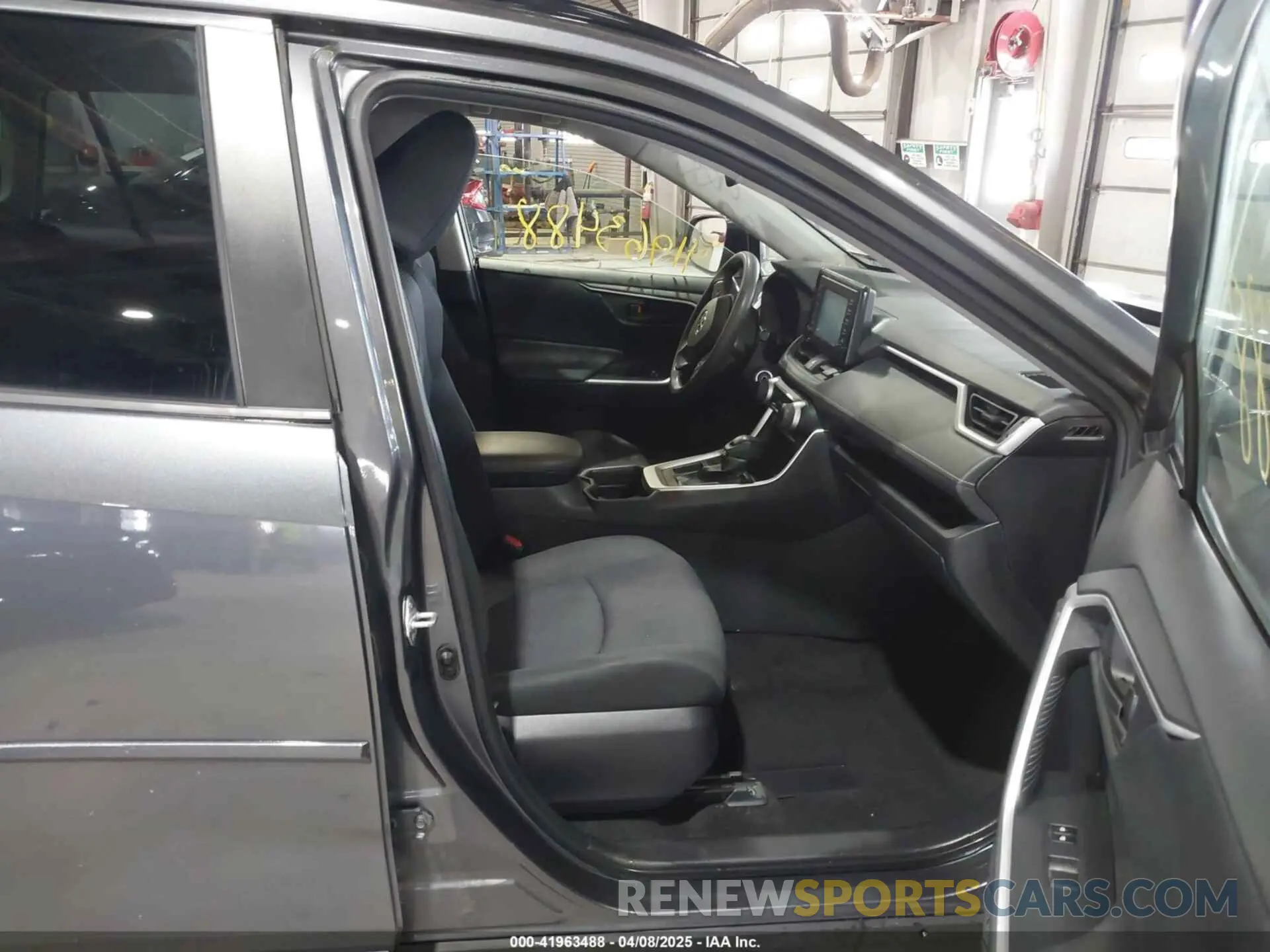 5 fotografías del automóvil dañado JTMH1RFVXKD036880 TOYOTA RAV4 2019