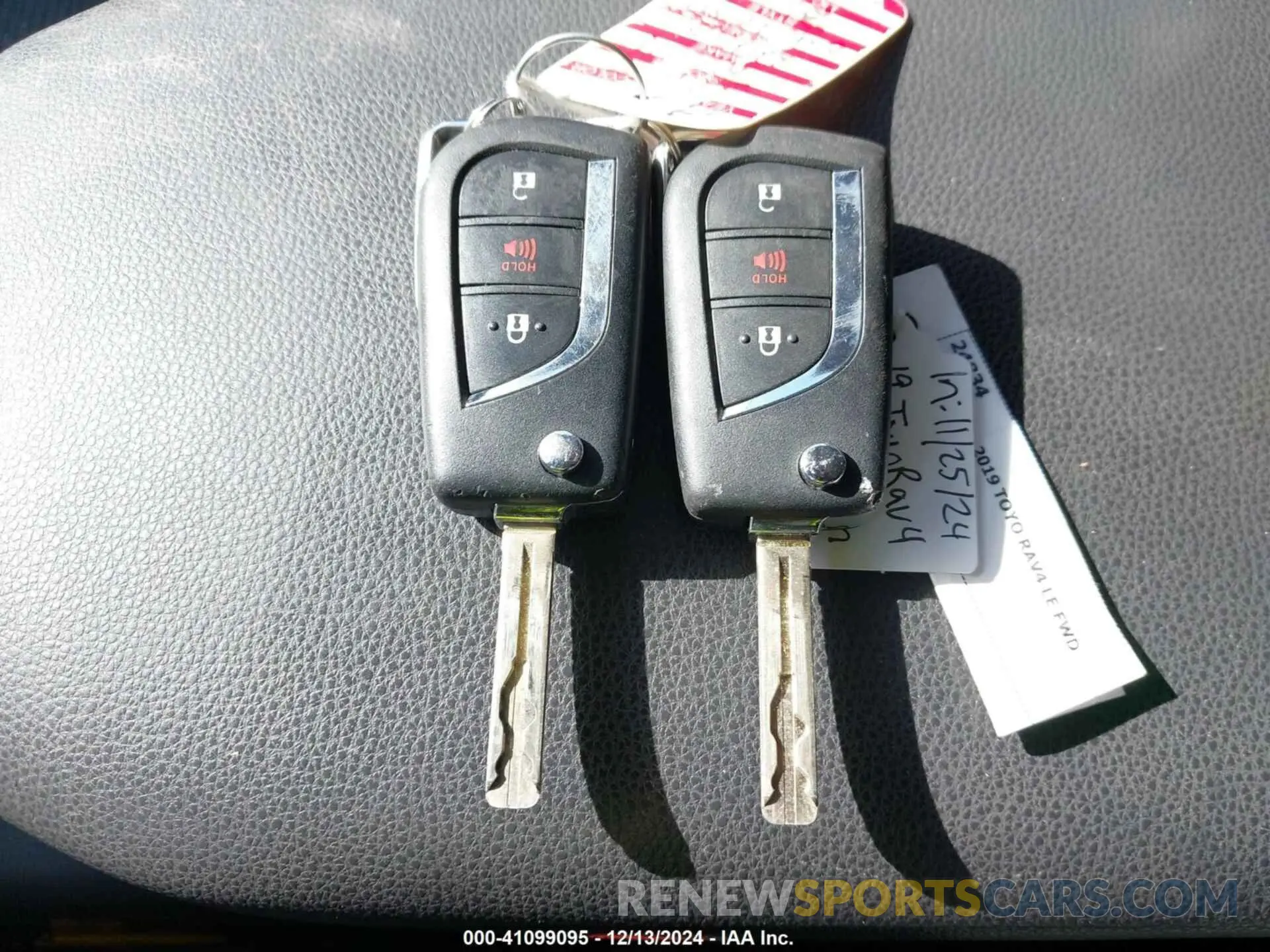 11 fotografías del automóvil dañado JTMK1RFV4KD030563 TOYOTA RAV4 2019