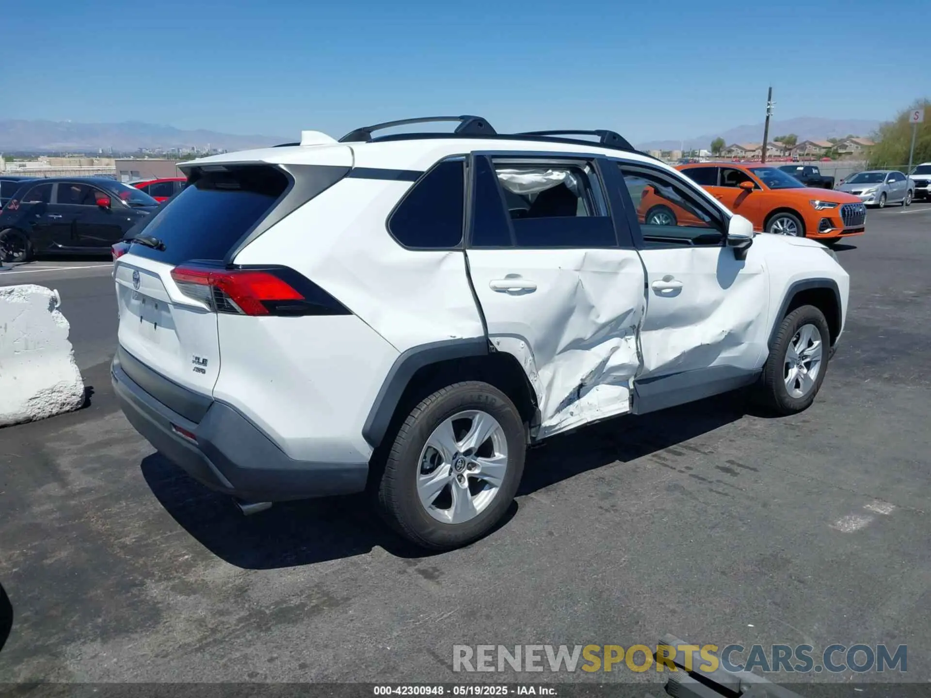 4 fotografías del automóvil dañado JTMP1RFVXKJ002886 TOYOTA RAV4 2019