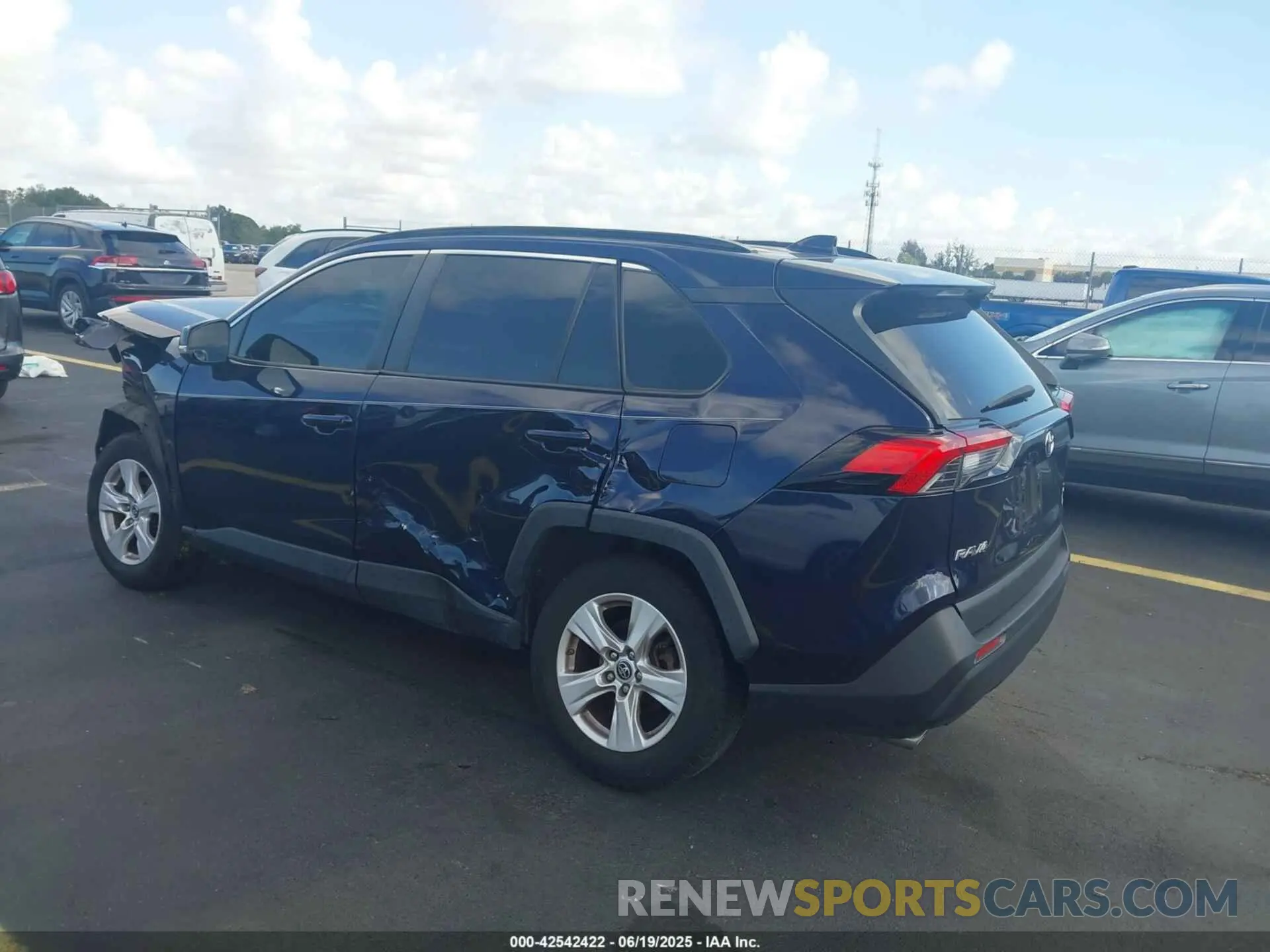 3 fotografías del automóvil dañado JTMW1RFV0KD502114 TOYOTA RAV4 2019