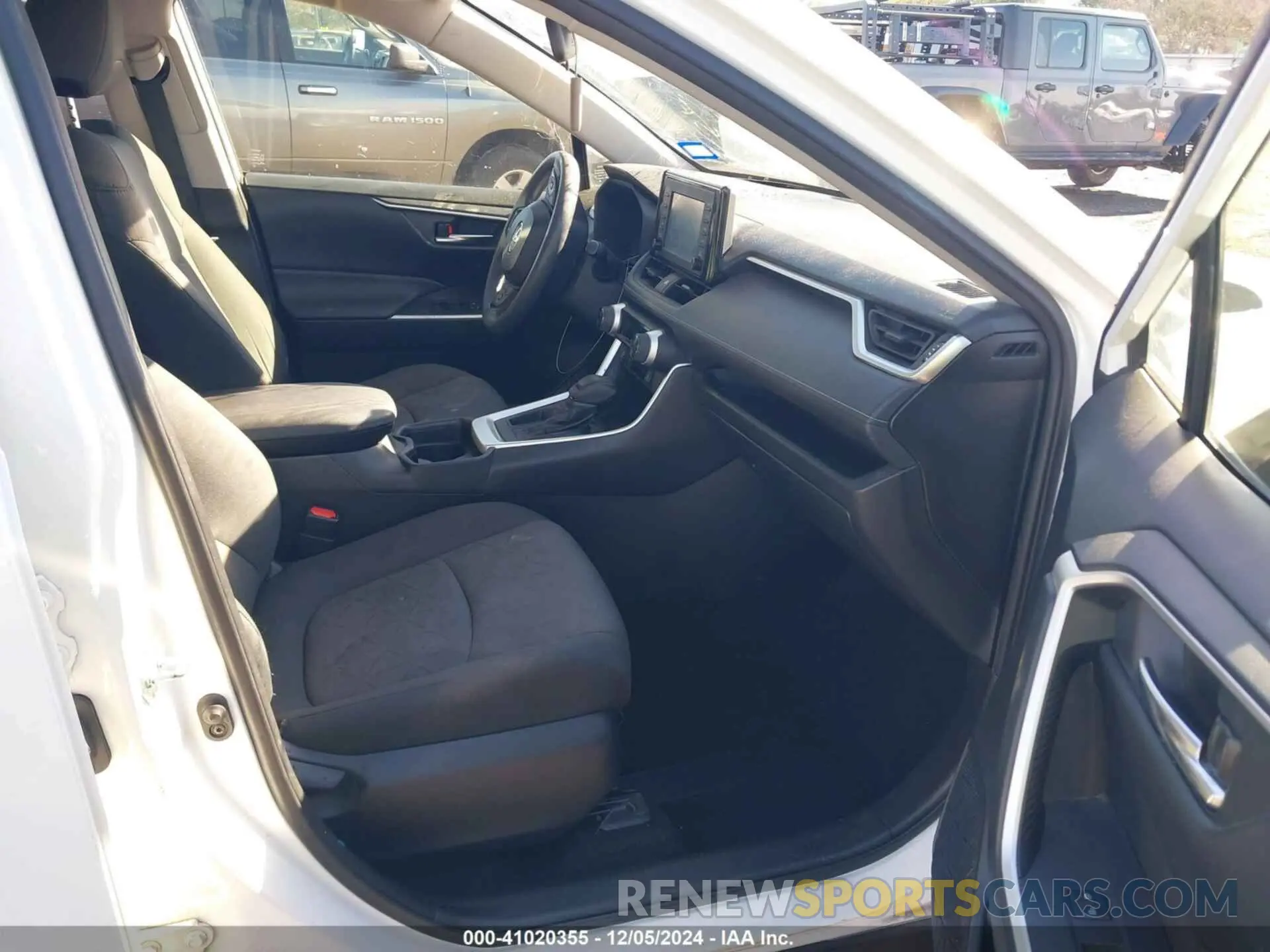 5 fotografías del automóvil dañado JTMW1RFV4KD028751 TOYOTA RAV4 2019