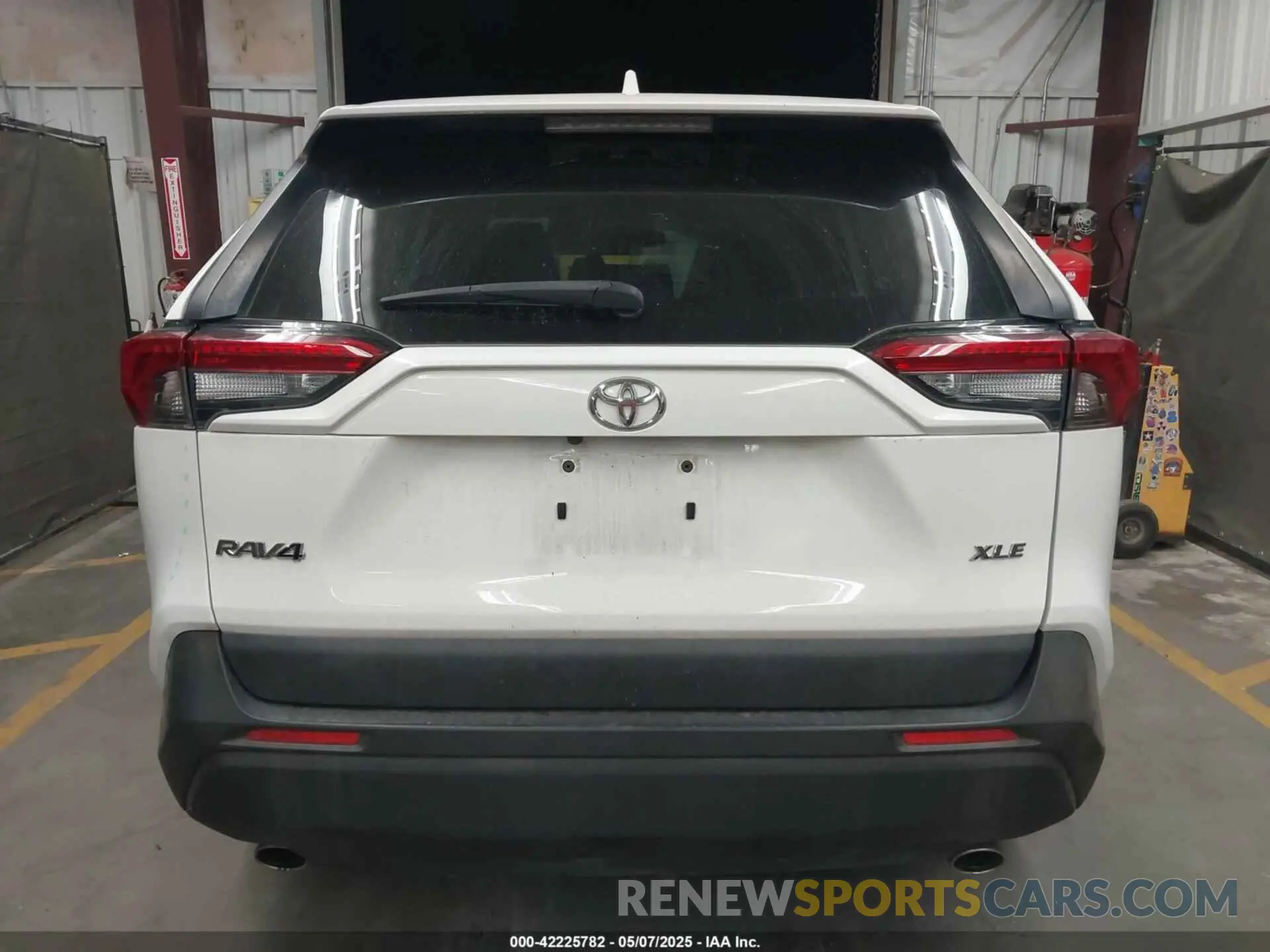 16 fotografías del automóvil dañado JTMW1RFV5KD003681 TOYOTA RAV4 2019