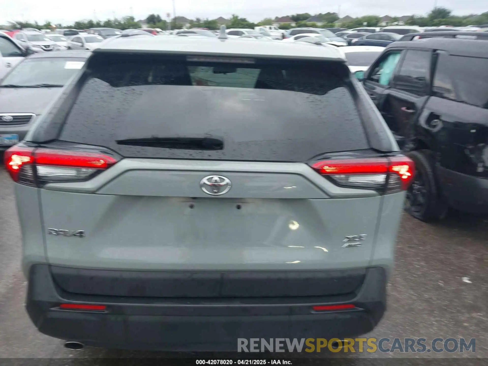 17 fotografías del automóvil dañado JTMP1RFV8LJ032079 TOYOTA RAV4 2020