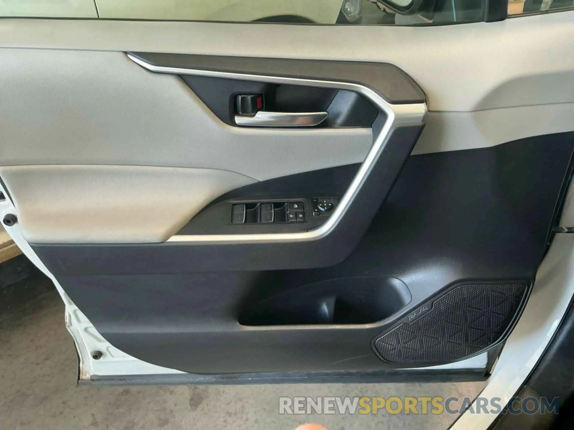 2 fotografías del automóvil dañado 2T3P1RFV0NC281871 TOYOTA RAV4 2022