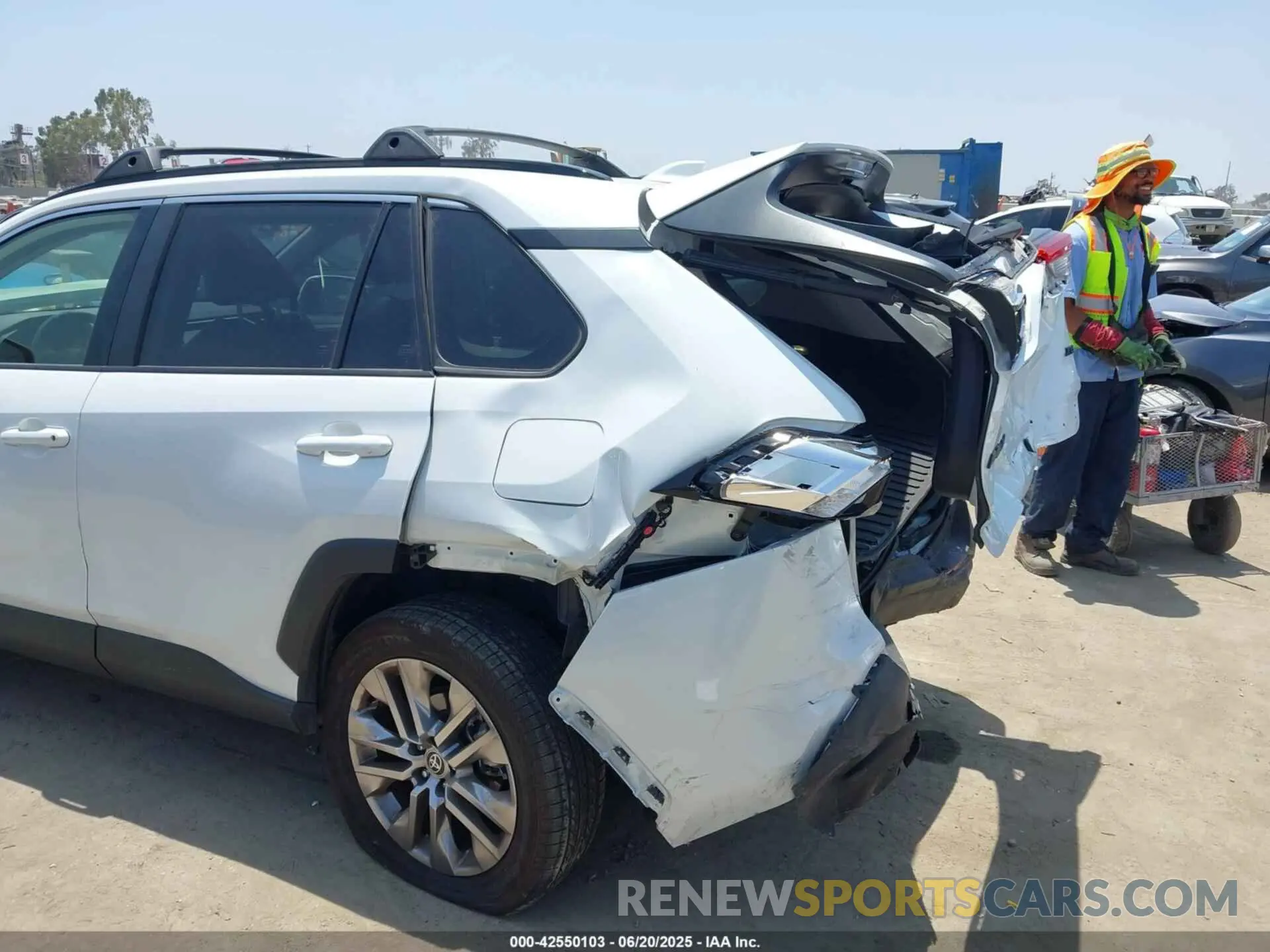 17 fotografías del automóvil dañado JTMC1RFV2PD101299 TOYOTA RAV4 2023
