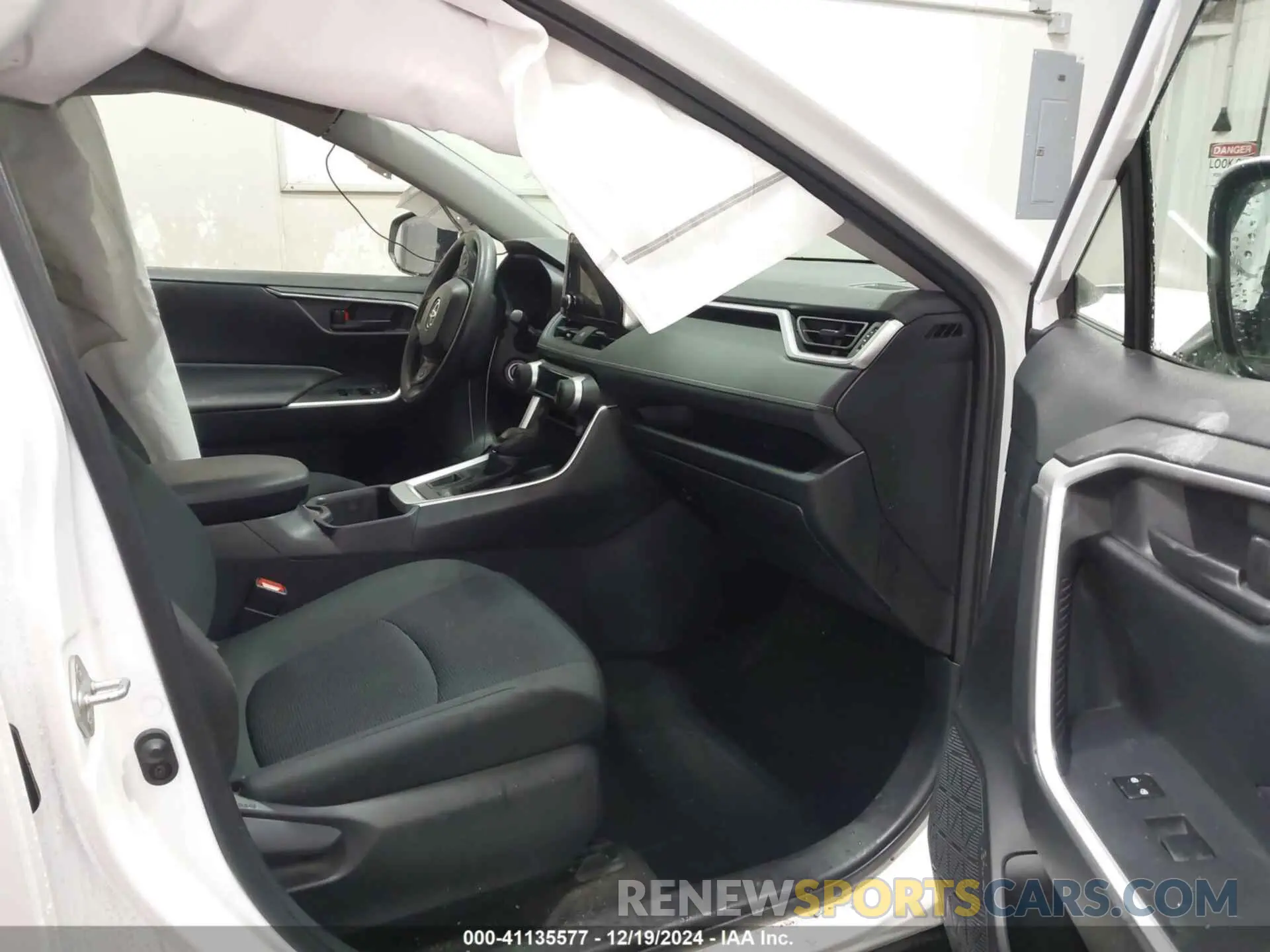 5 fotografías del automóvil dañado JTMG1RFV7PD098191 TOYOTA RAV4 2023