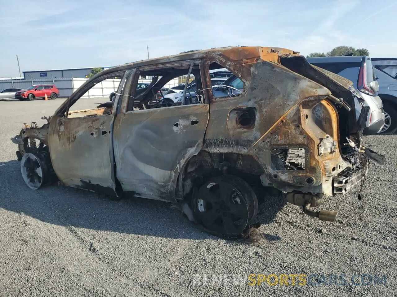 2 fotografías del automóvil dañado JTMRWRFV6PJ056588 TOYOTA RAV4 2023