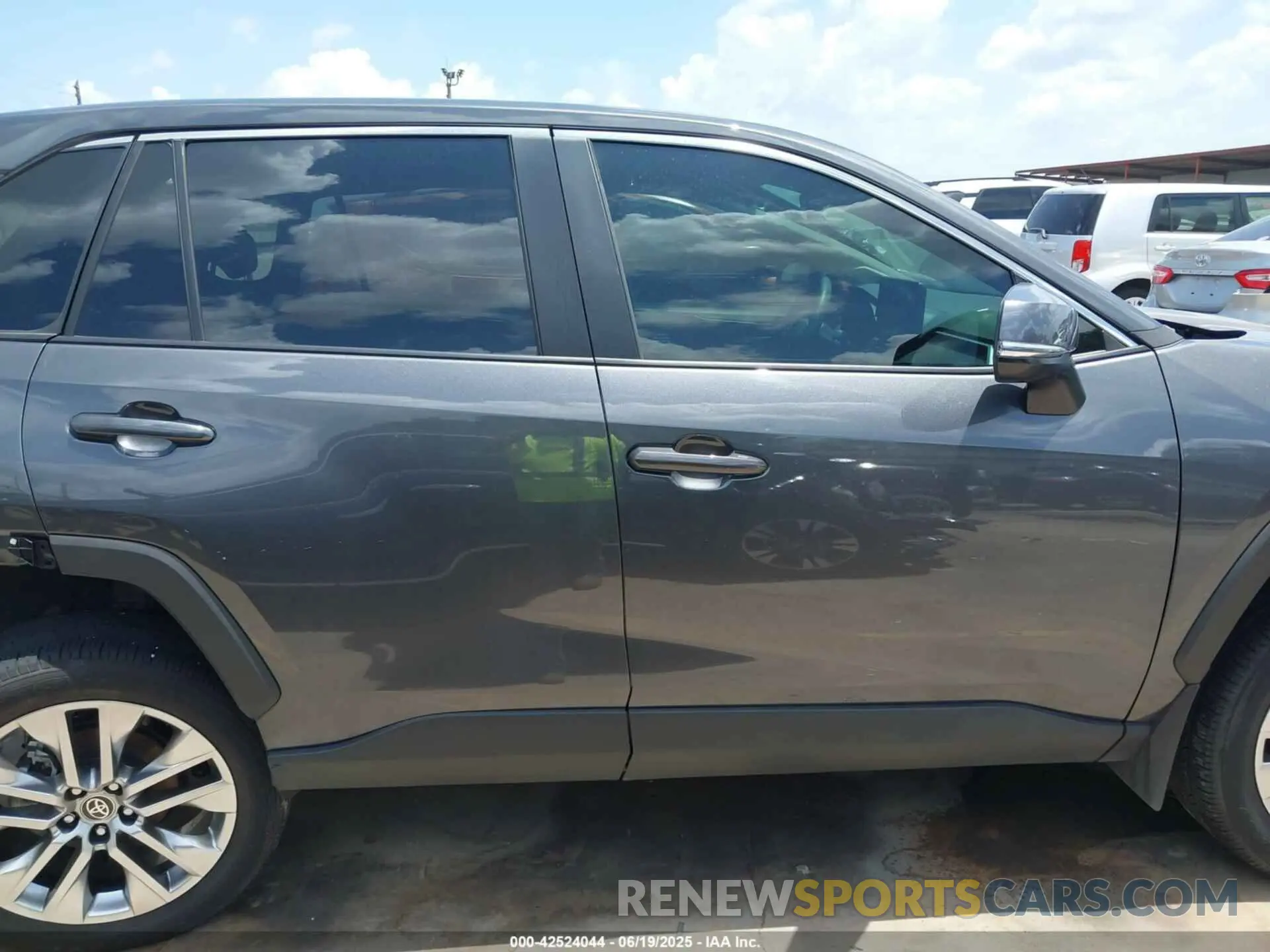 14 fotografías del automóvil dañado 2T3C1RFV6RW309692 TOYOTA RAV4 2024