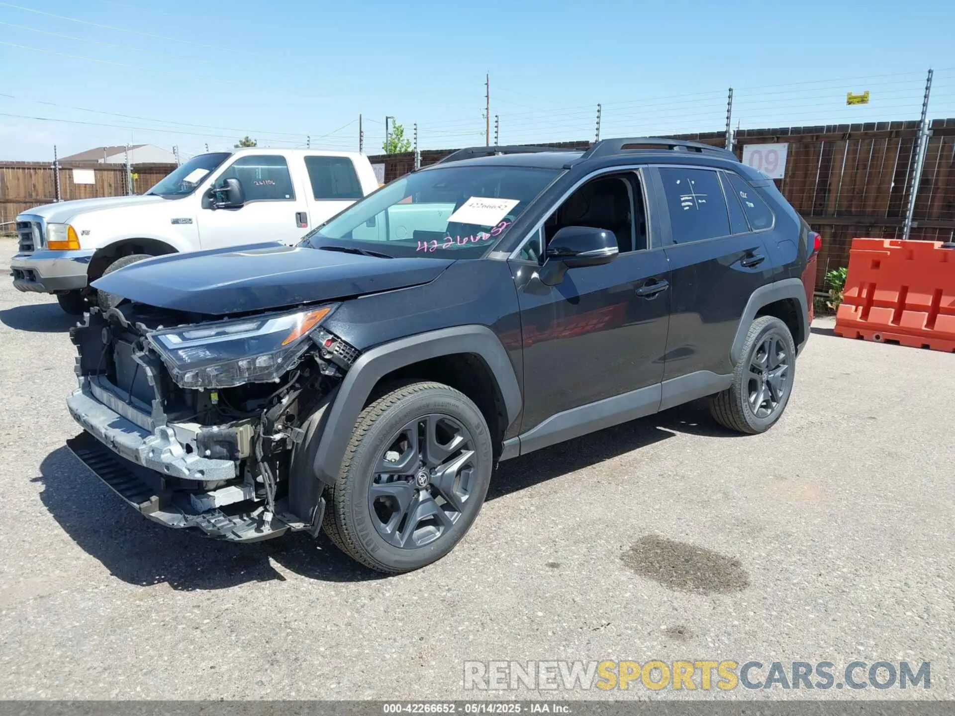 2 fotografías del automóvil dañado 2T3J1RFV8RW462680 TOYOTA RAV4 2024