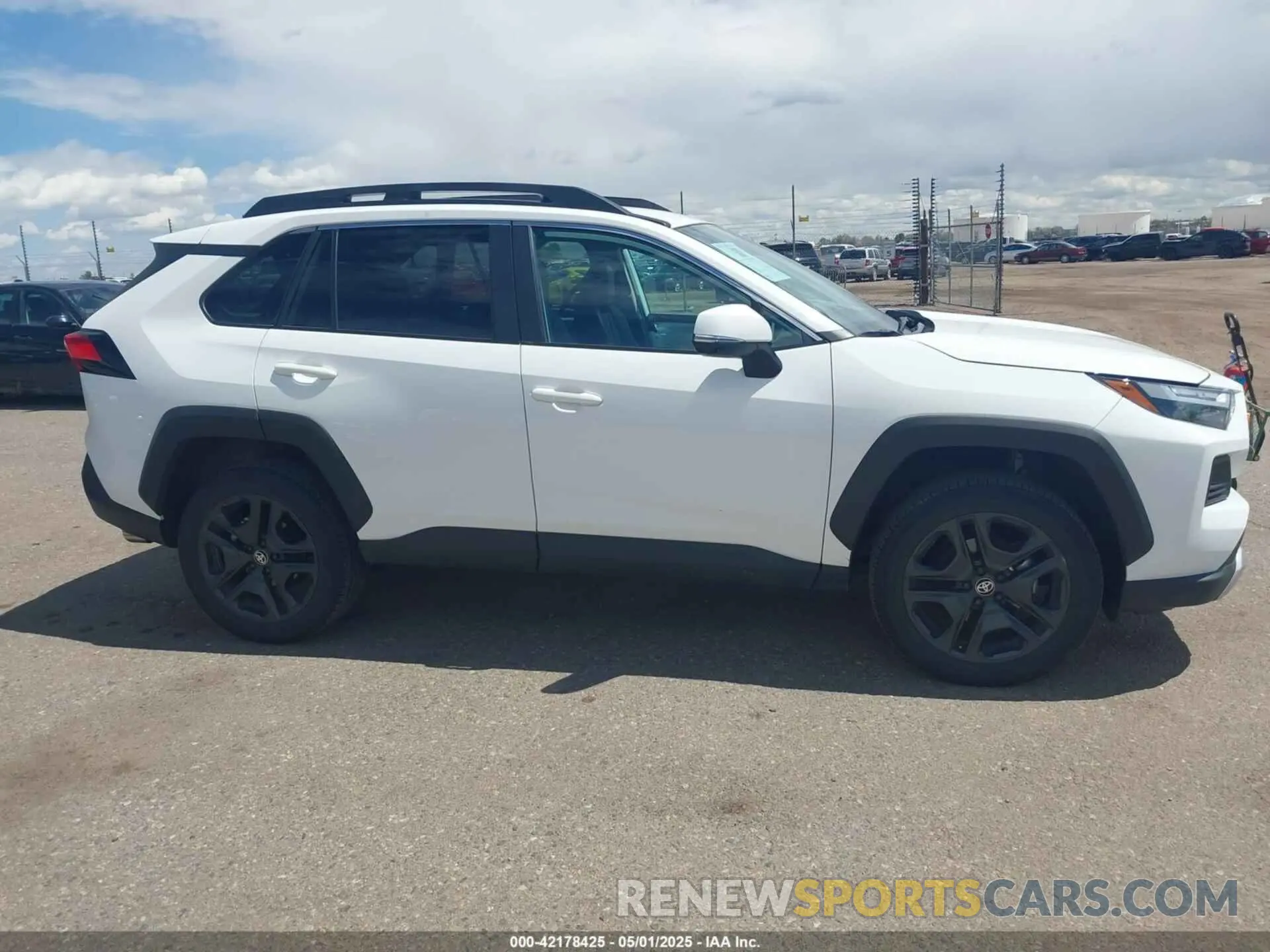 13 fotografías del automóvil dañado 2T3J1RFV8RW472982 TOYOTA RAV4 2024
