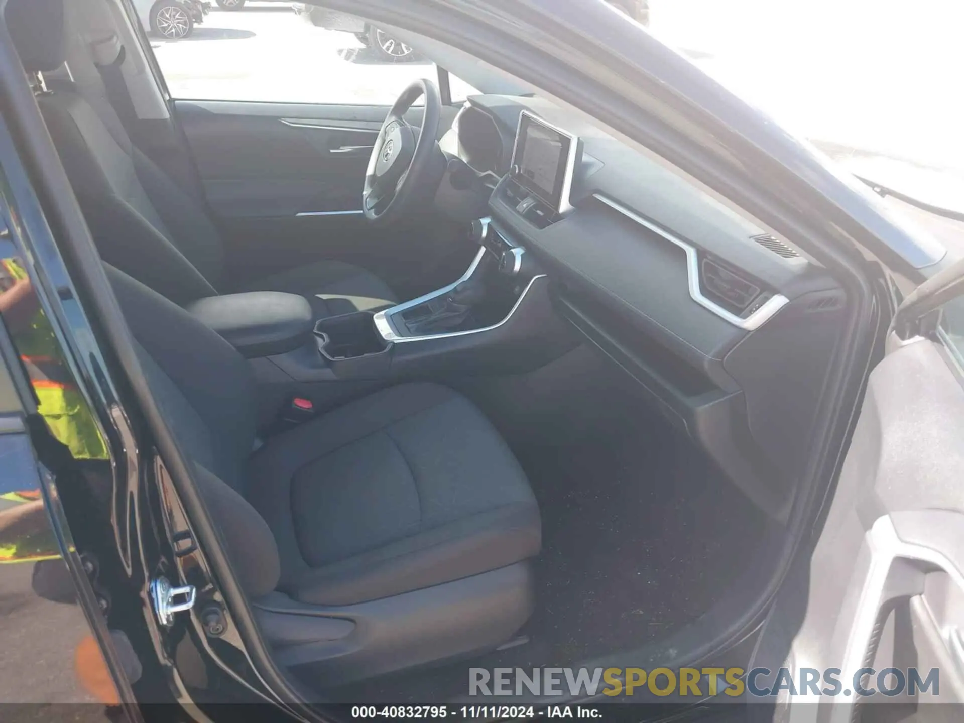 5 fotografías del automóvil dañado 2T3W1RFV3RW305192 TOYOTA RAV4 2024