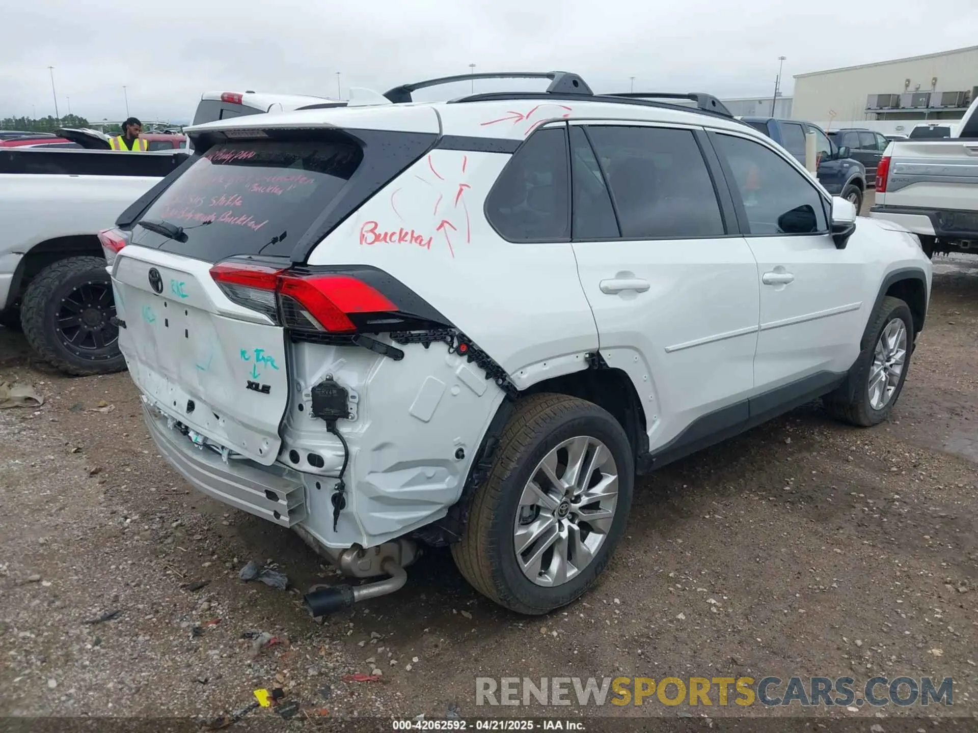 4 fotografías del automóvil dañado 2T3C1RFV5SW369078 TOYOTA RAV4 2025