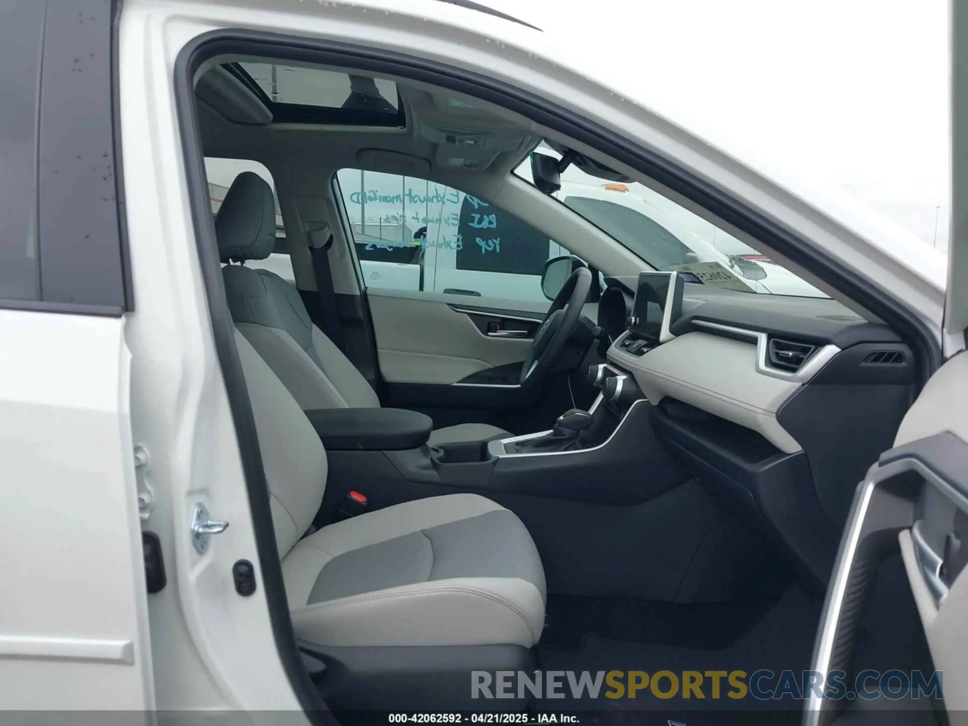 5 fotografías del automóvil dañado 2T3C1RFV5SW369078 TOYOTA RAV4 2025